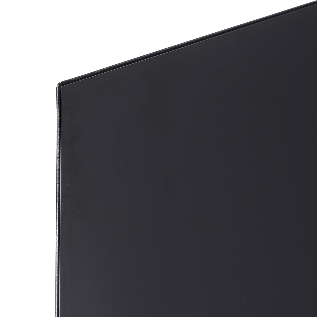 Zbliżenie czarnego, prostokątnego obiektu z lekko zaokrąglonymi rogami na białym tle.