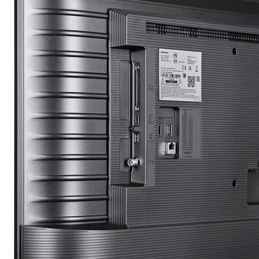 Zbliżenie tylnego panelu telewizora z różnymi portami, w tym HDMI, USB i anteną. Widoczna jest etykieta Samsung.