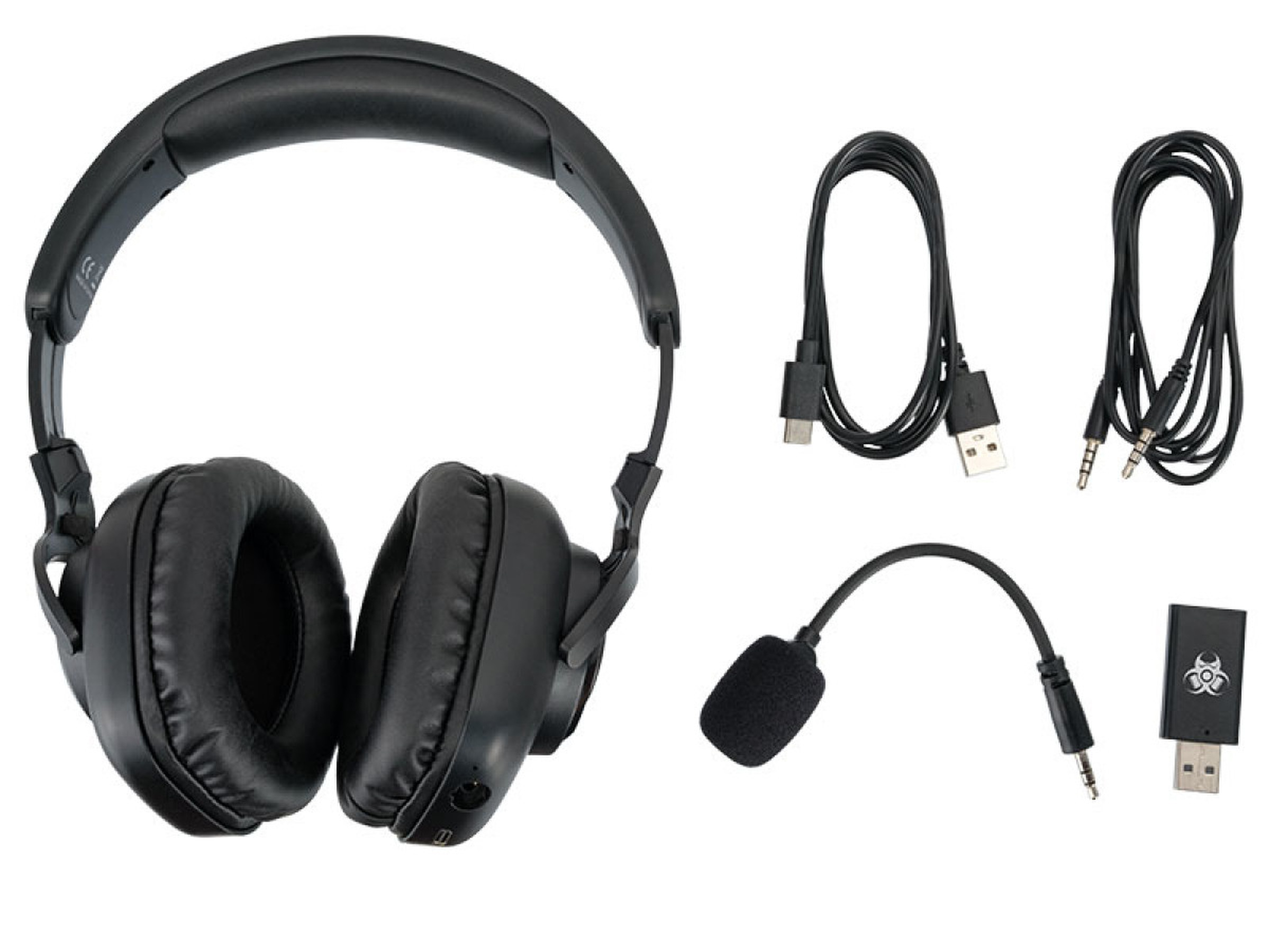 Czarne słuchawki, kable, mikrofon i klucz USB ułożone na białym tle.