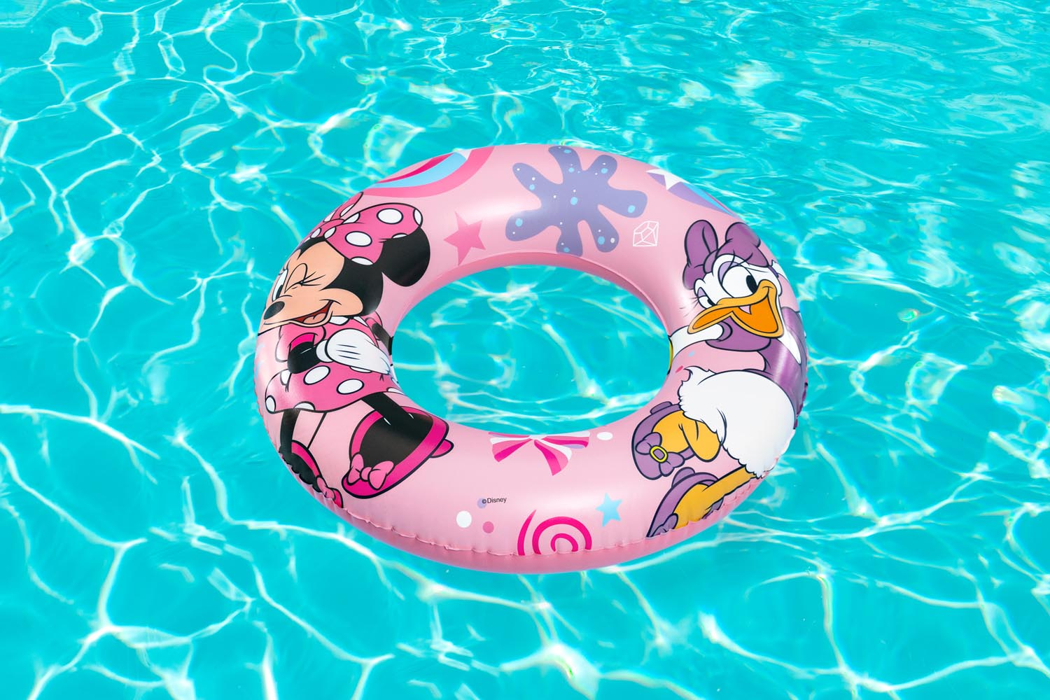 Anello gonfiabile rosa con Minnie Mouse e Paperina galleggia in una piscina blu. L'anello ha un logo Disney.