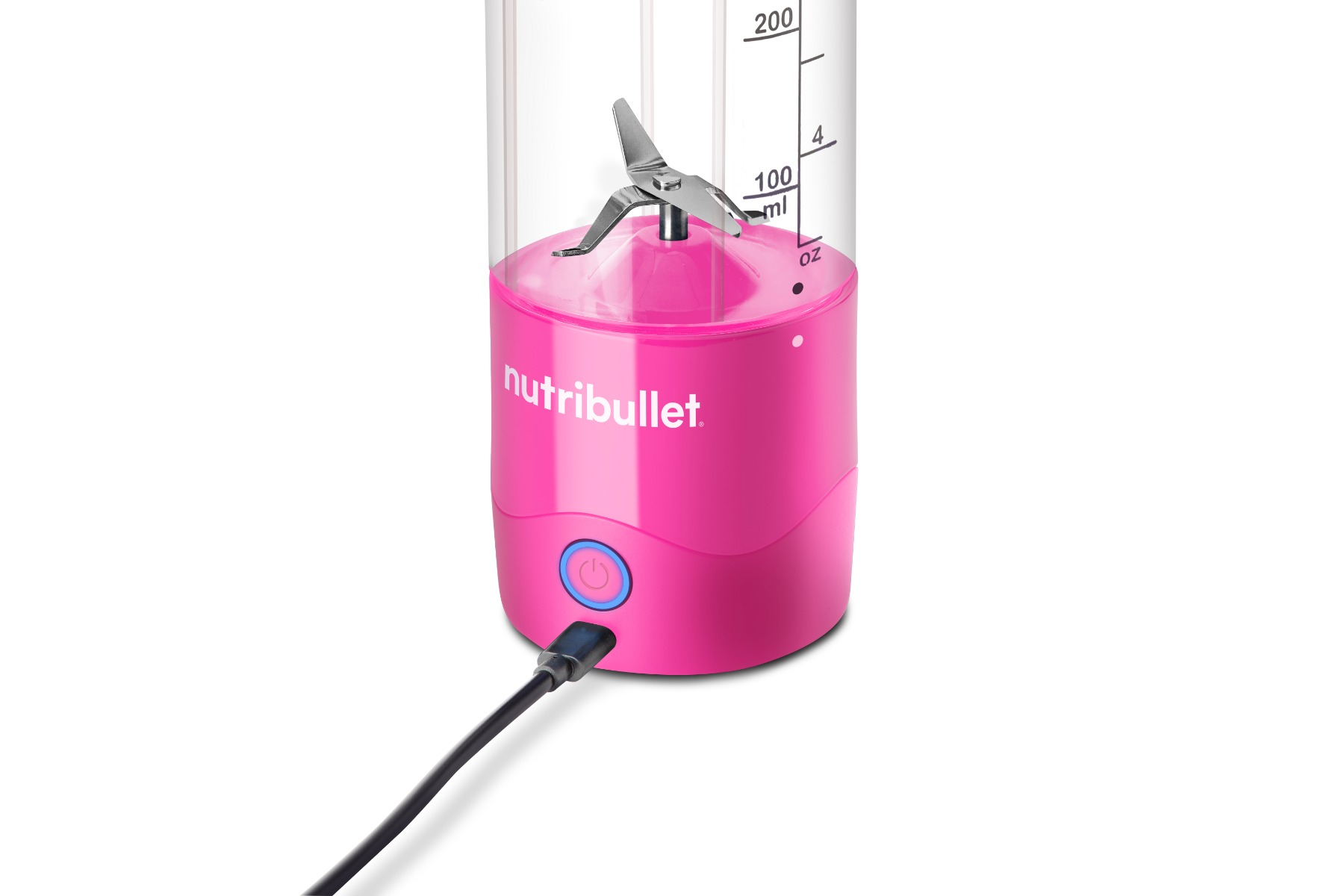Un blender Nutribullet rose avec un récipient transparent. Le blender est branché avec un câble USB noir.