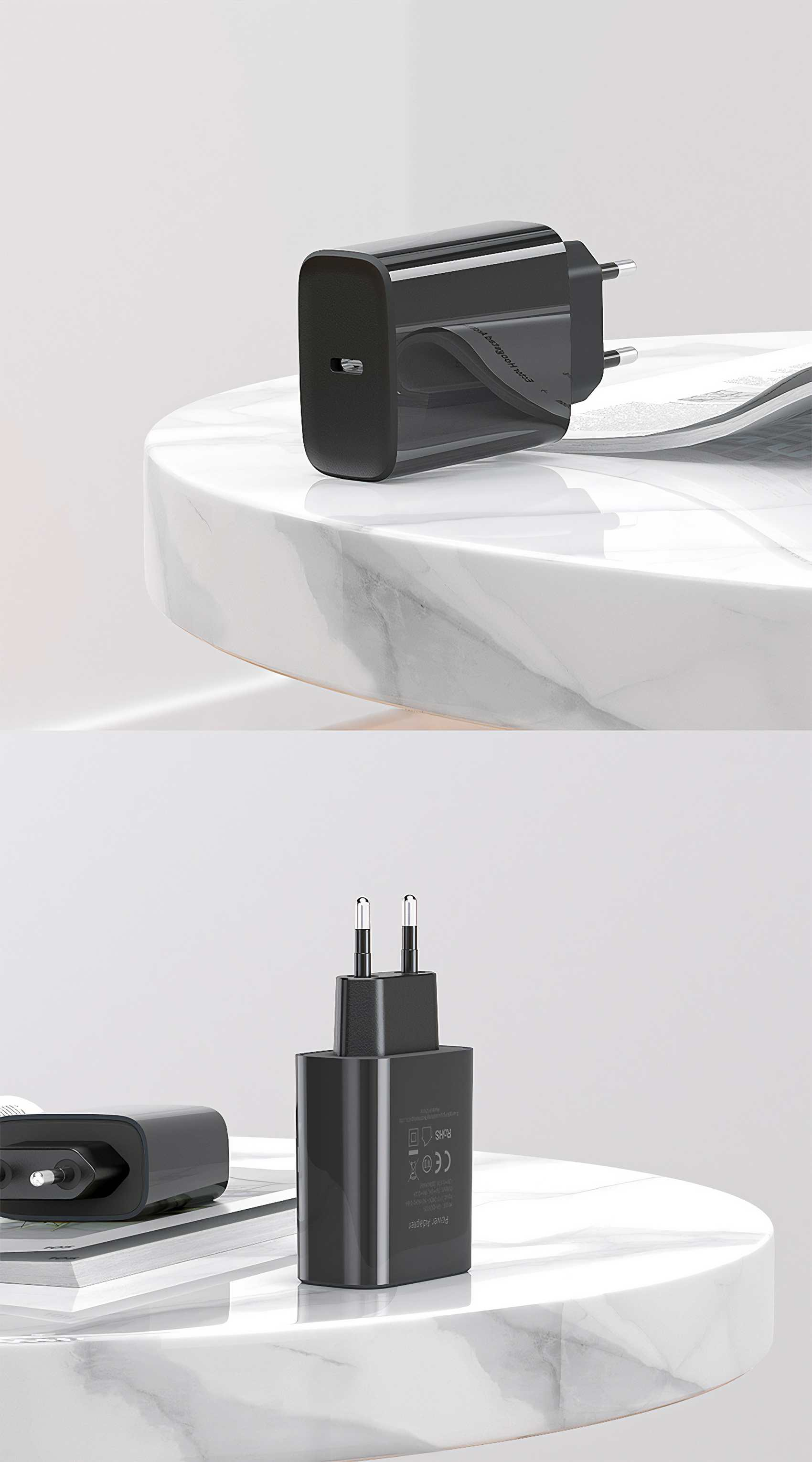 Zwei schwarze Telefonladegeräte. Eines steht auf einem weißen Marmortisch, das andere auf einer weißen Oberfläche. Beide haben USB-C-Anschlüsse.