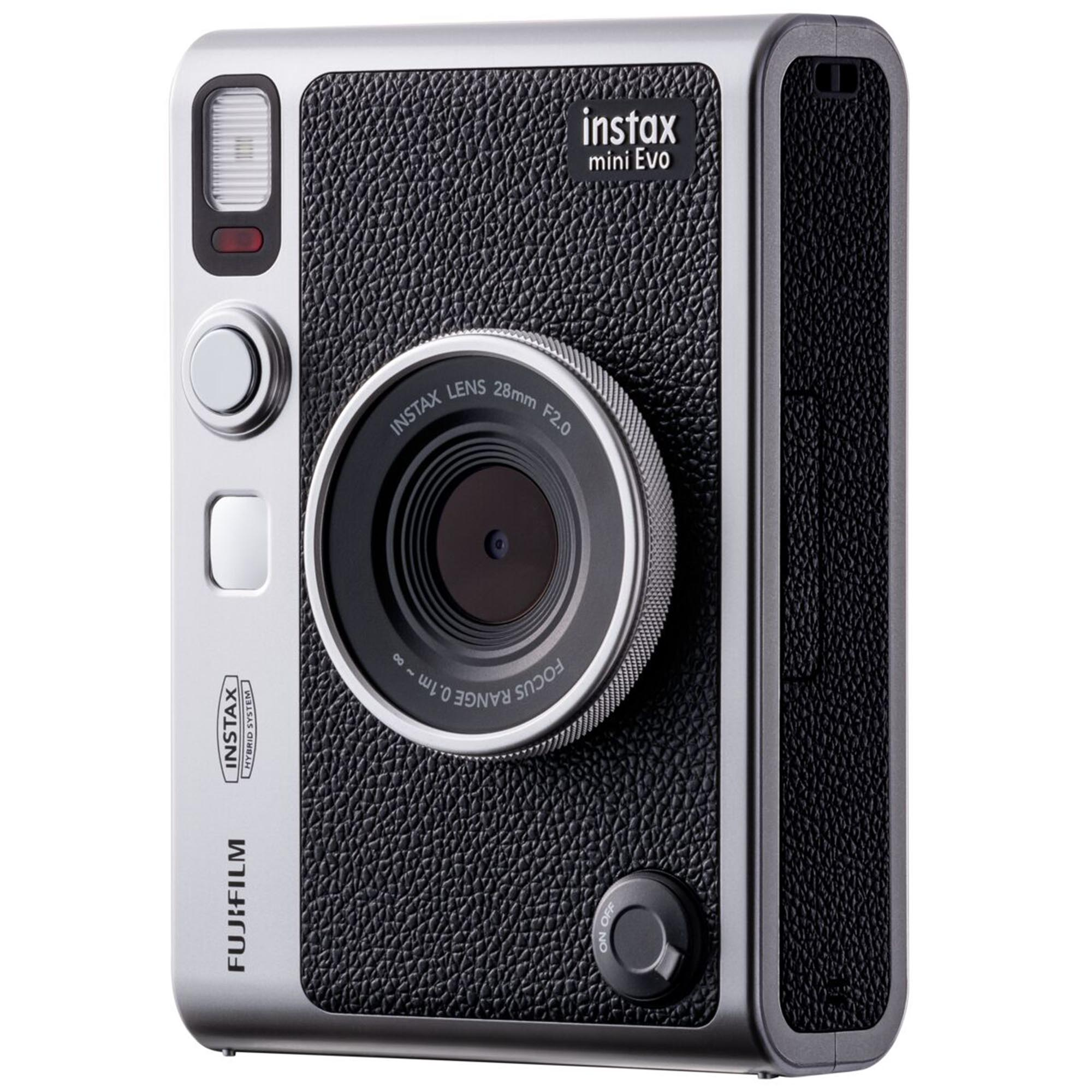 Gümüş ve siyah Instax Mini Evo kamera. Lens, flaş ve düğmeleri var. Alt kısımda Fujifilm yazıyor.