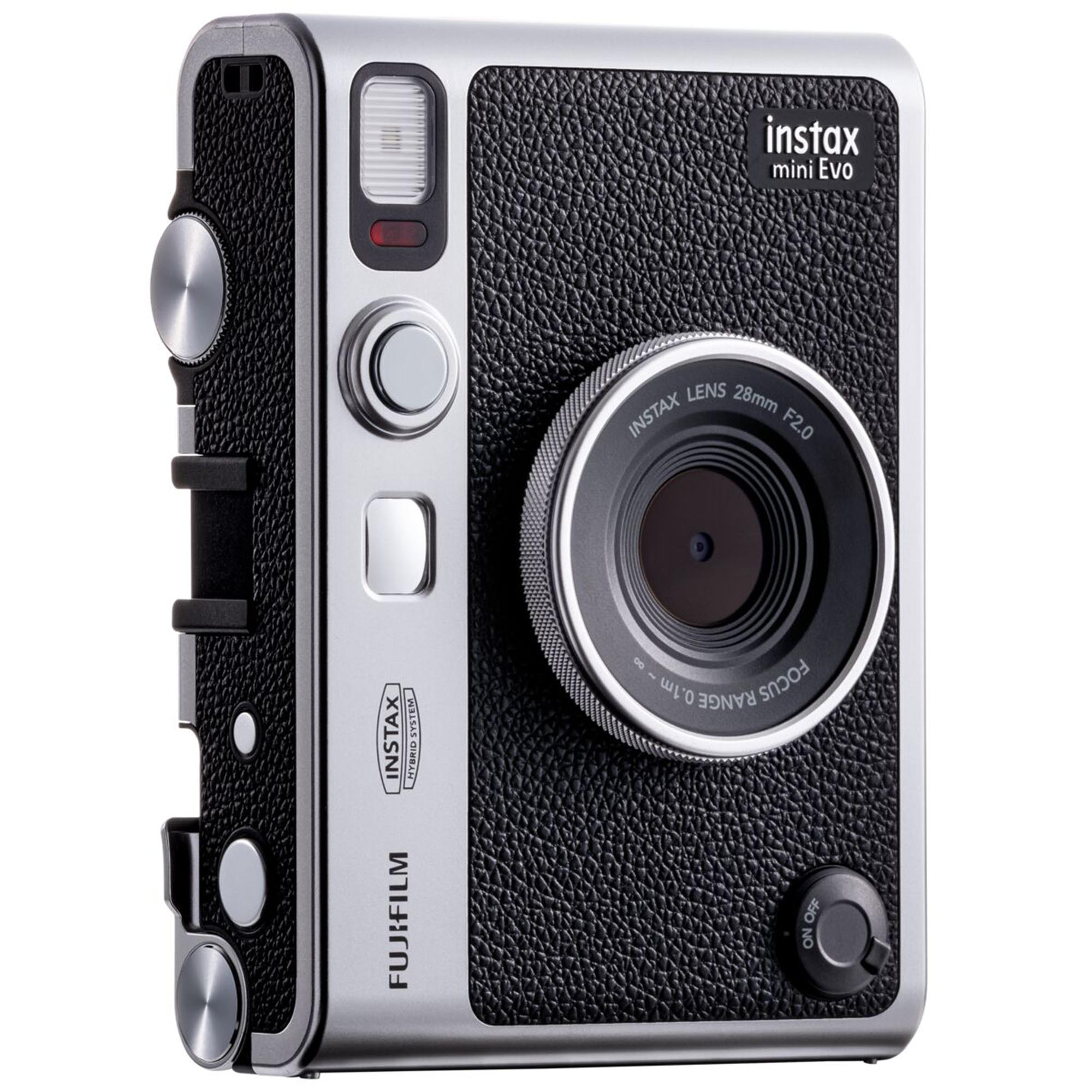 Gümüş ve siyah bir Instax Mini Evo kamera. Objektifi, flaşı ve çeşitli düğmeleri var. Kamera yeni ve temiz.