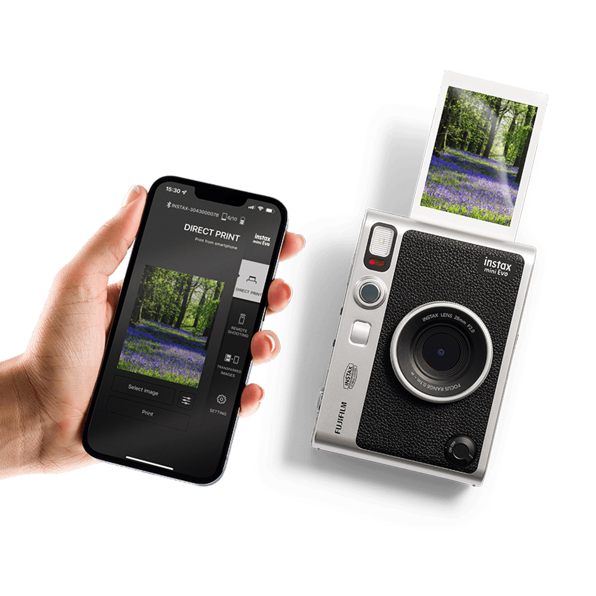 Bir el, bir orman fotoğrafı gösteren bir telefon tutuyor. Yanında aynı ormanın basılı bir fotoğrafıyla bir Instax kamera bulunuyor.