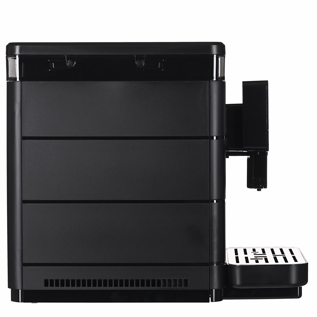 Czarny ekspres do kawy na białym tle. Ma prostokątny kształt z poziomymi liniami i małą tacką ociekową z boku.