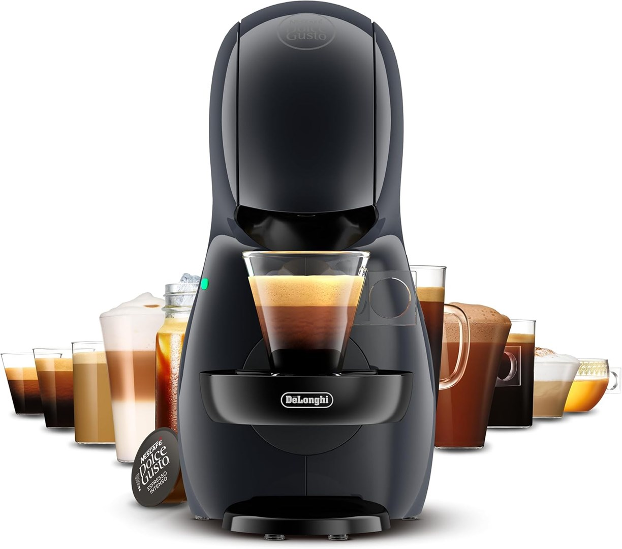 Czarny ekspres do kawy Dolce Gusto ze szklanką kawy. Różne napoje kawowe są ułożone za nim.