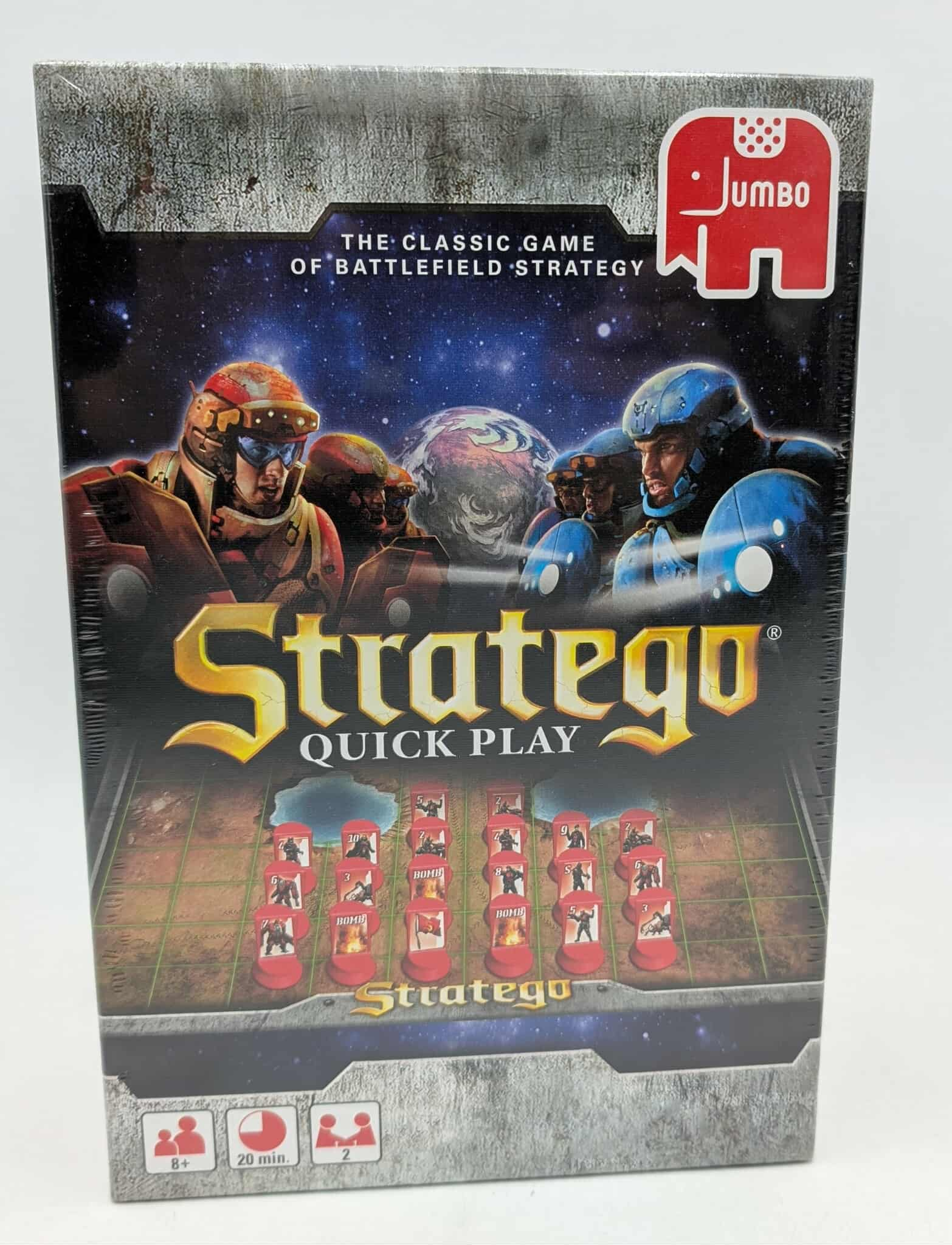 Stratego Quick Play-Spielbox. Zeigt Soldaten in Helmen, das Spielbrett und das Jumbo-Logo. Die Box ist in Grautönen gehalten.