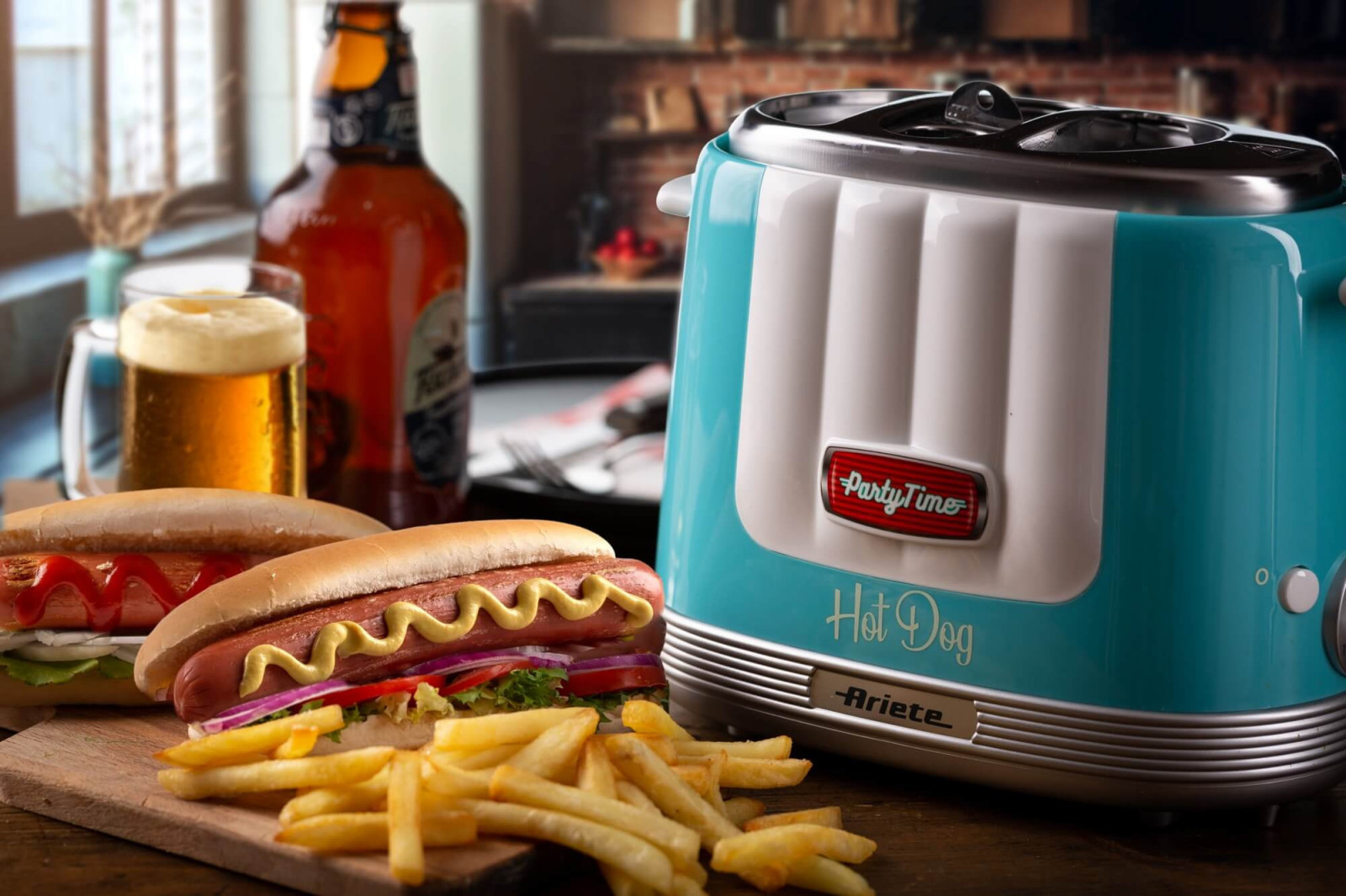 Hotdogs met mosterd en ketchup, friet, bier en een retro hotdogmaker op een houten tafel.