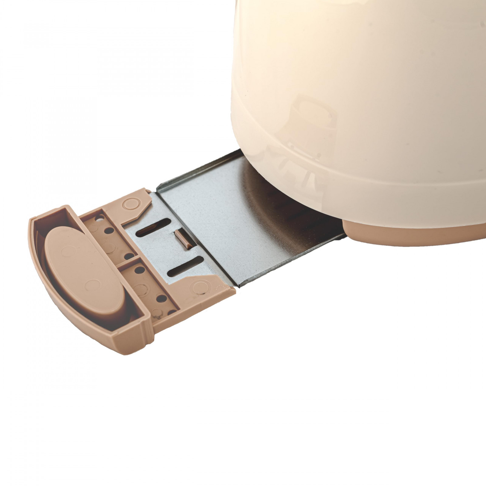 Primo piano di un tostapane con corpo beige e vassoio raccoglibriciole estraibile, con manico beige.