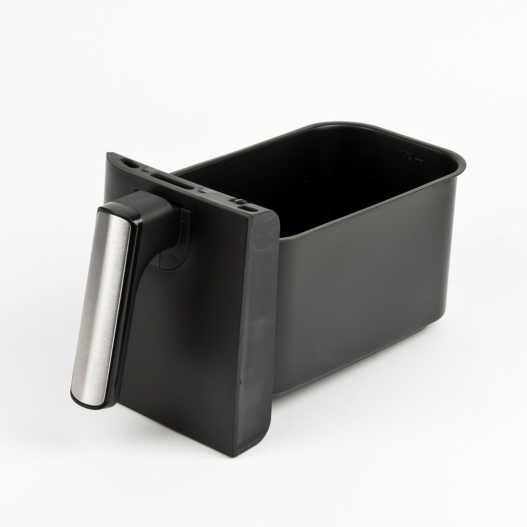 Czarny kosz do frytkownicy powietrznej z metalowym uchwytem. Kosz prostokątny z uchwytem po lewej stronie, na białym tle.