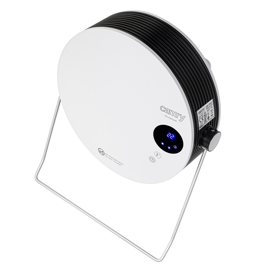 Biało-czarny grzejnik Camry Premium z cyfrowym wyświetlaczem pokazującym 22. Ma metalowy stojak i pokrętło.