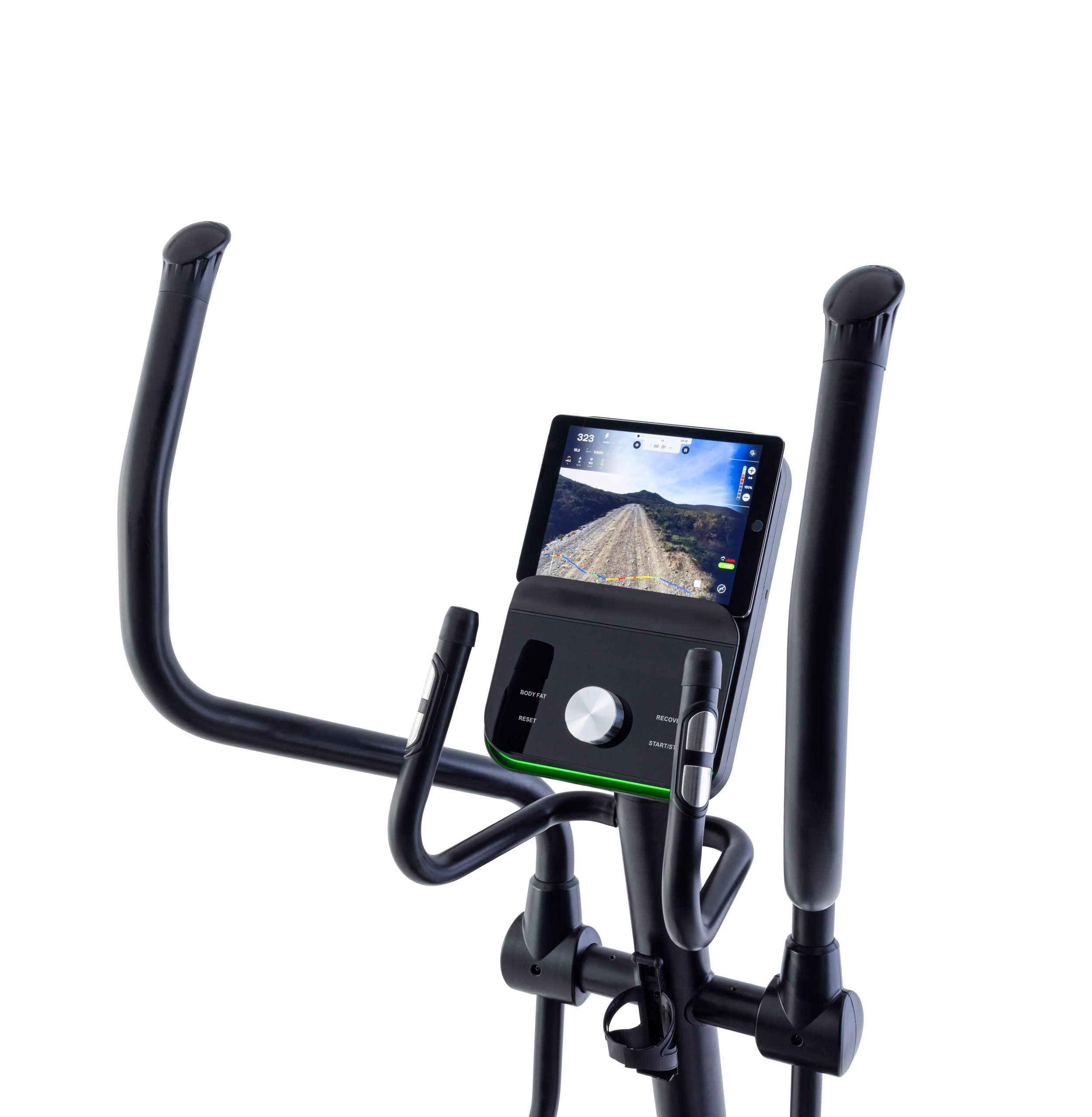 Zwarte elliptische machine met een scherm dat een wegenscène weergeeft. De machine heeft handvatten en een bedieningspaneel.