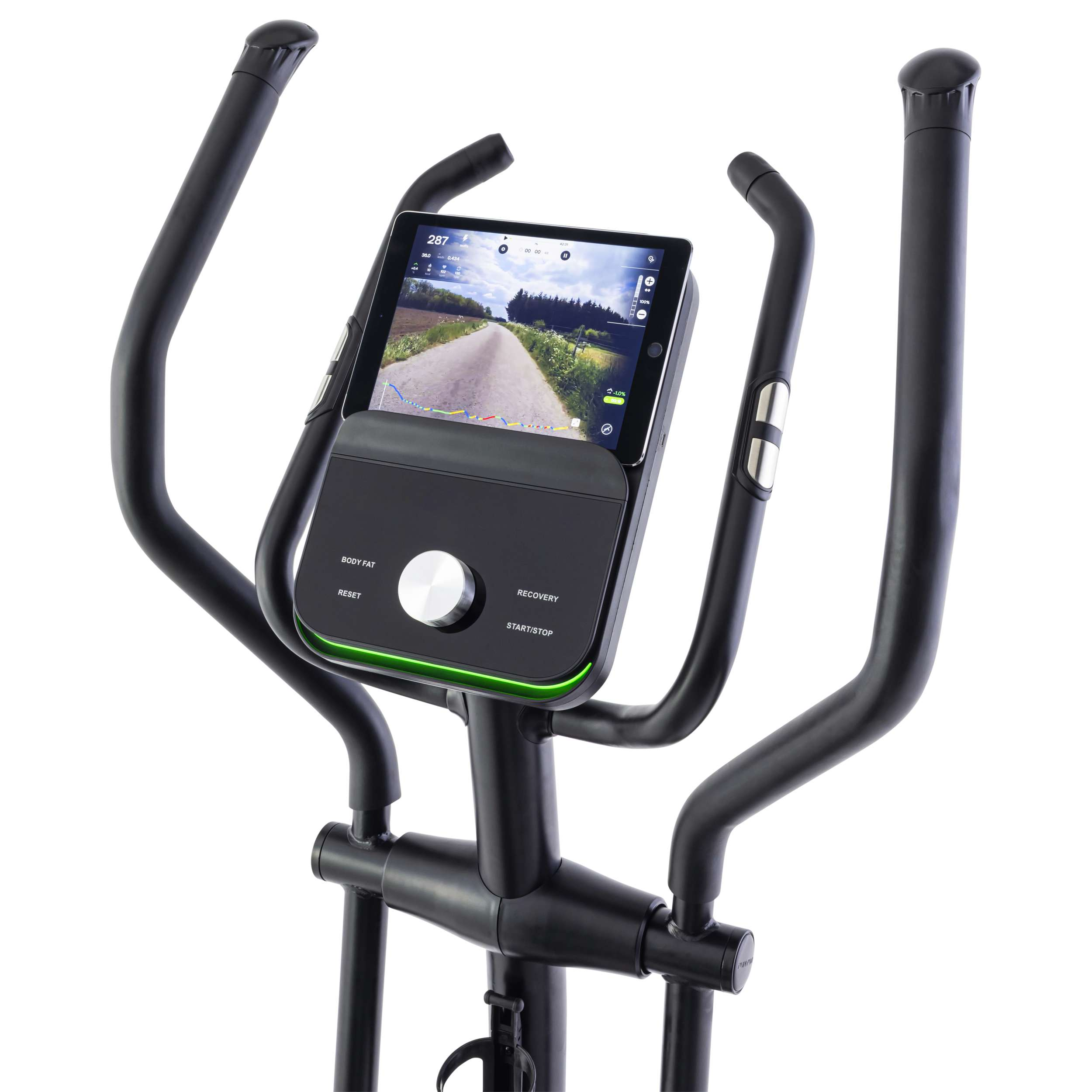 Hometrainer met tablet met wegweergave. Zwart frame, groene lichtaccenten. Bediening en gegevensweergave op het scherm.