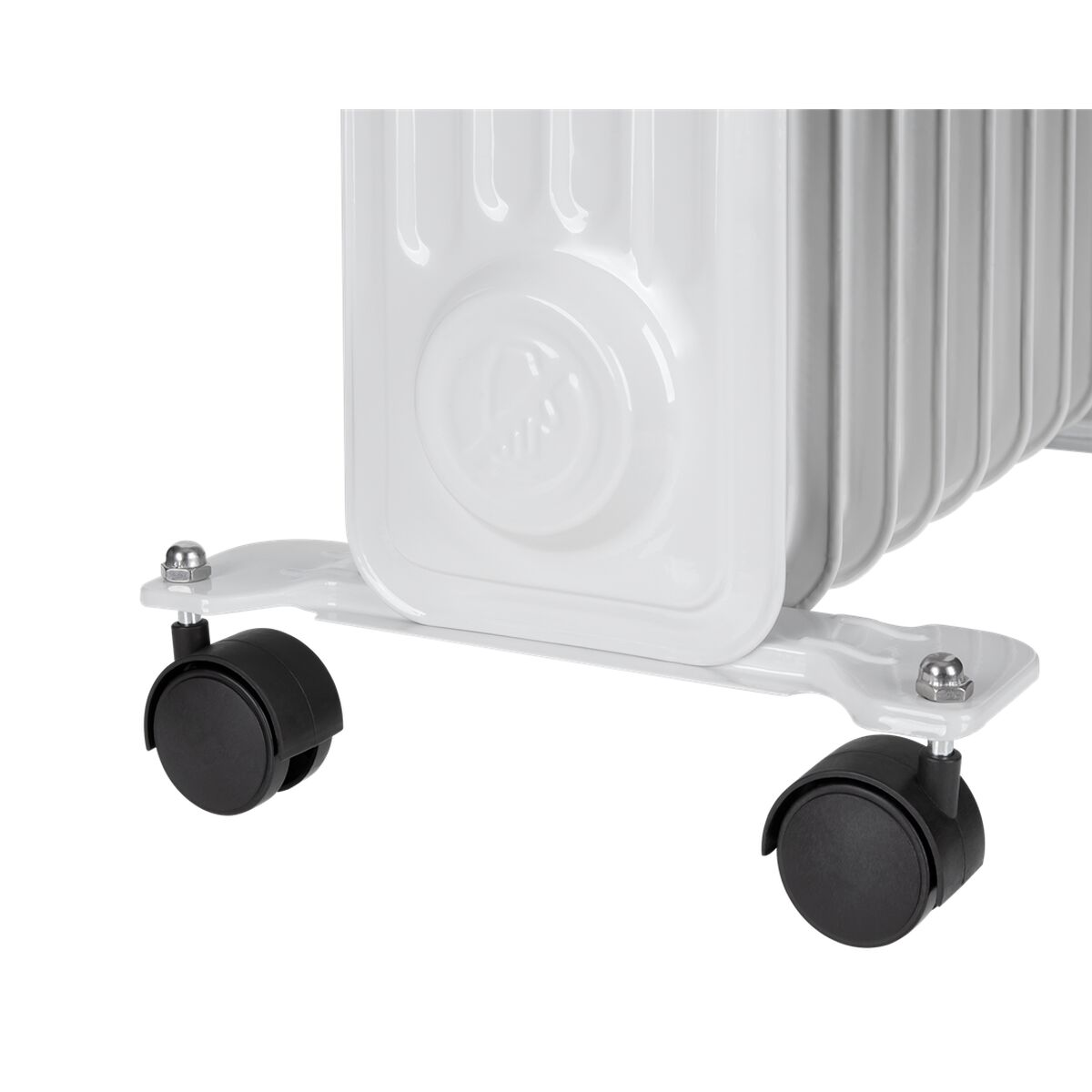 Biały grzejnik olejowy na białej podstawie z czarnymi kółkami. Grzejnik ma pionowe żebra i zakrzywiony panel przedni.