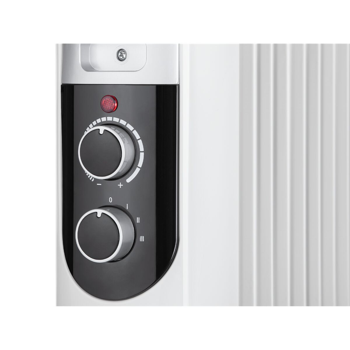 Zbliżenie czarno-białego panelu sterowania grzejnika elektrycznego. Ma dwa pokrętła, czerwone światło i pionowe białe paski.