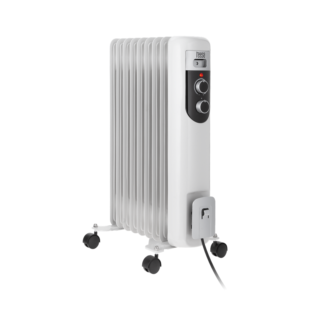 Biały grzejnik olejowy z panelem sterowania i kółkami. Jest na czarnym tle. Podłączony jest przewód zasilający.