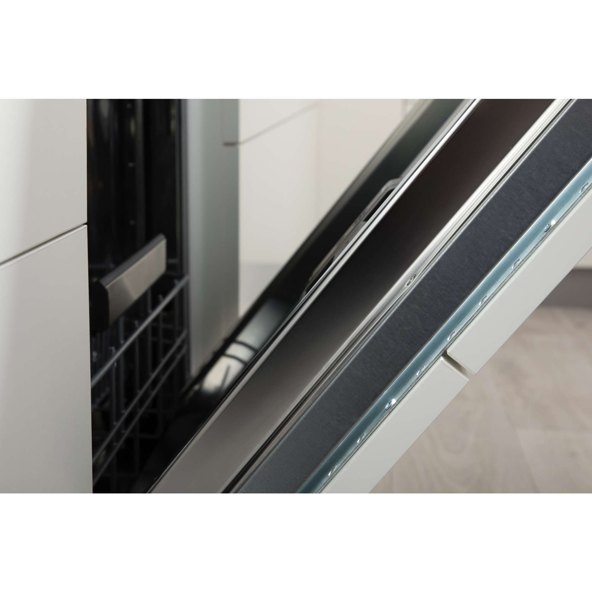 Otwarte drzwi zmywarki, pokazujące wnętrze. Drzwi są białe i metaliczne. Tło jest rozmyte.