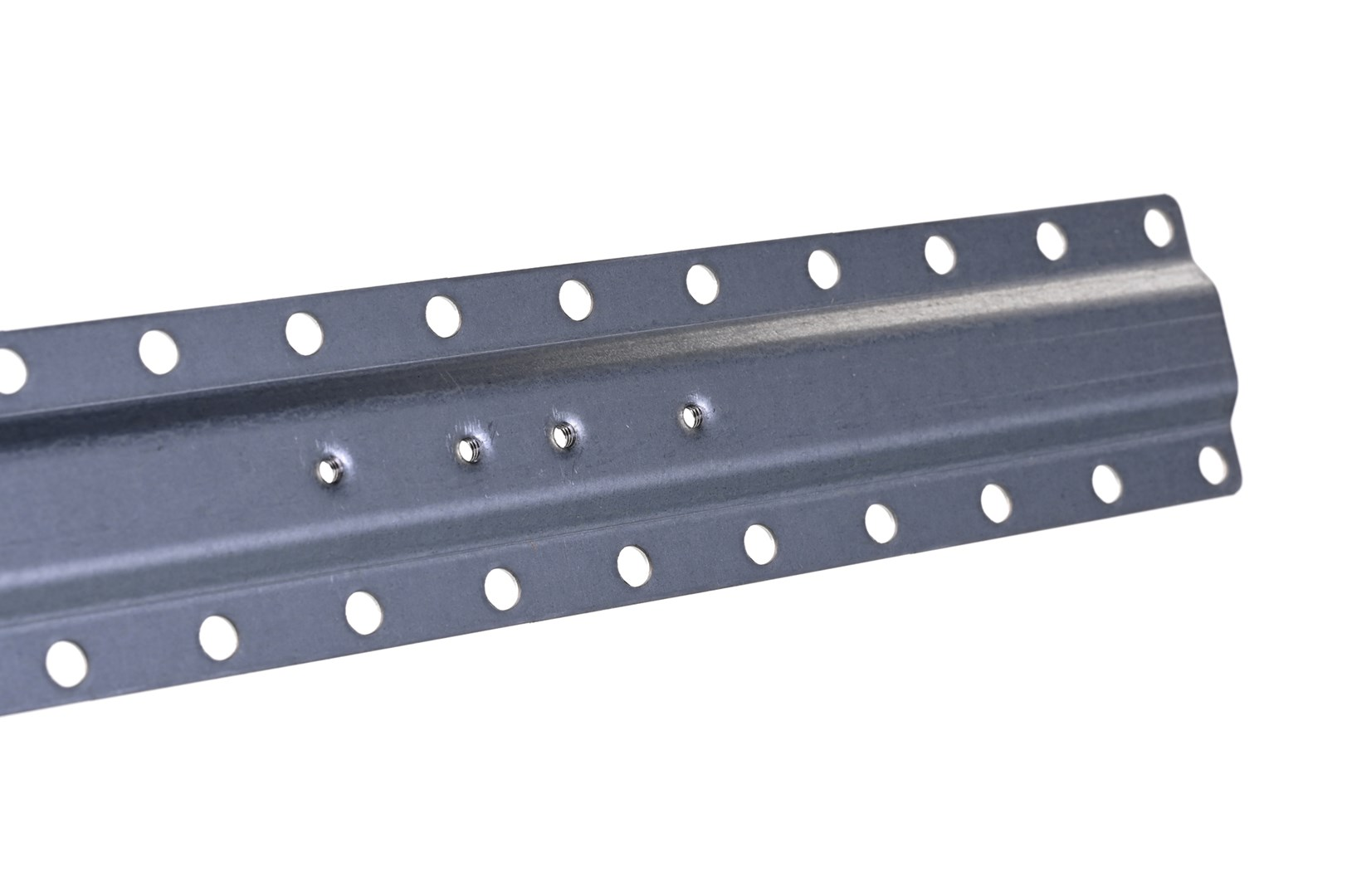 Metalowy pasek z równomiernie rozmieszczonymi otworami i centralnym rowkiem. Metal jest szary na białym tle.