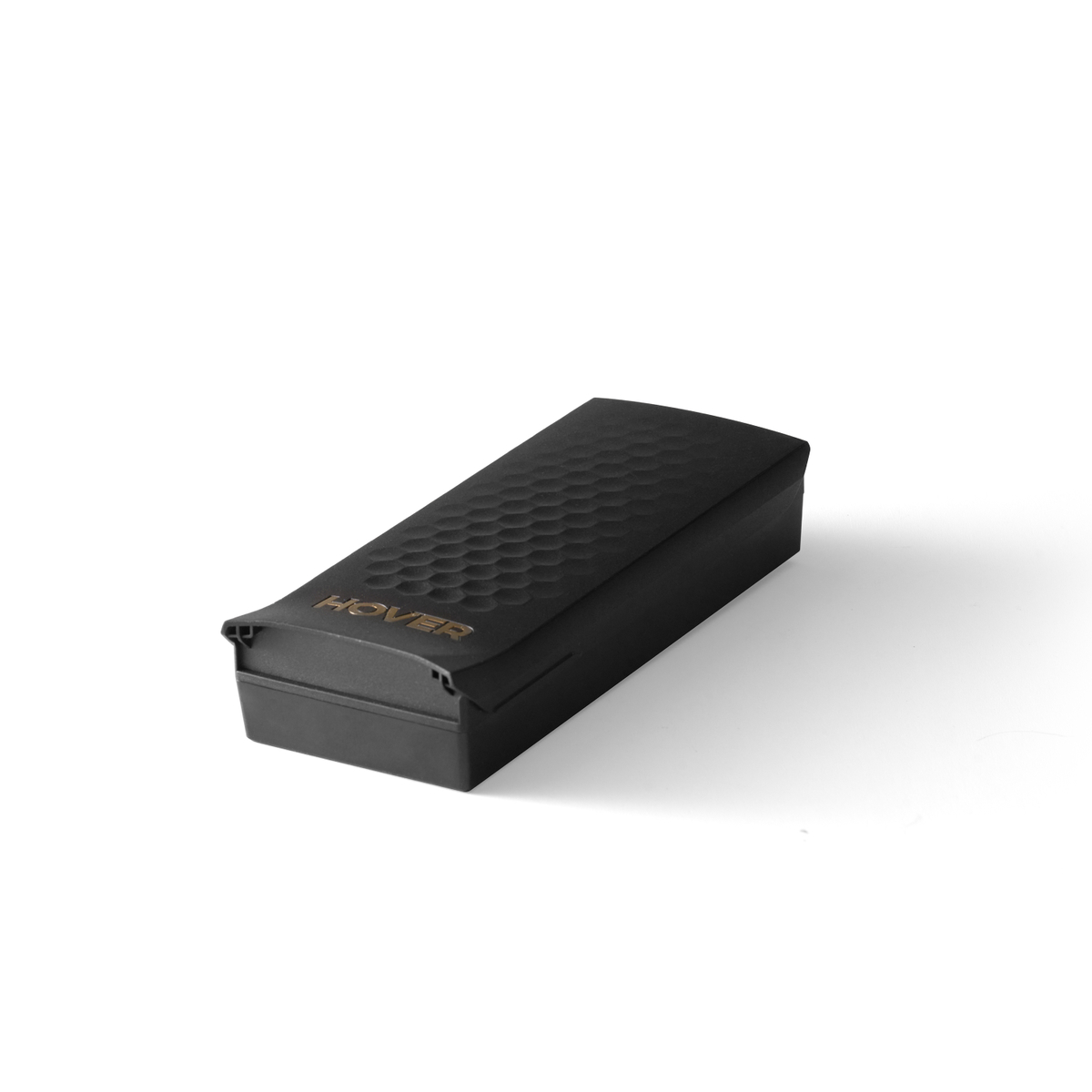 Czarny prostokątny futerał z teksturowanym wierzchem i złotym napisem 'HOVER'. Jest na białym tle, rzucając cień.