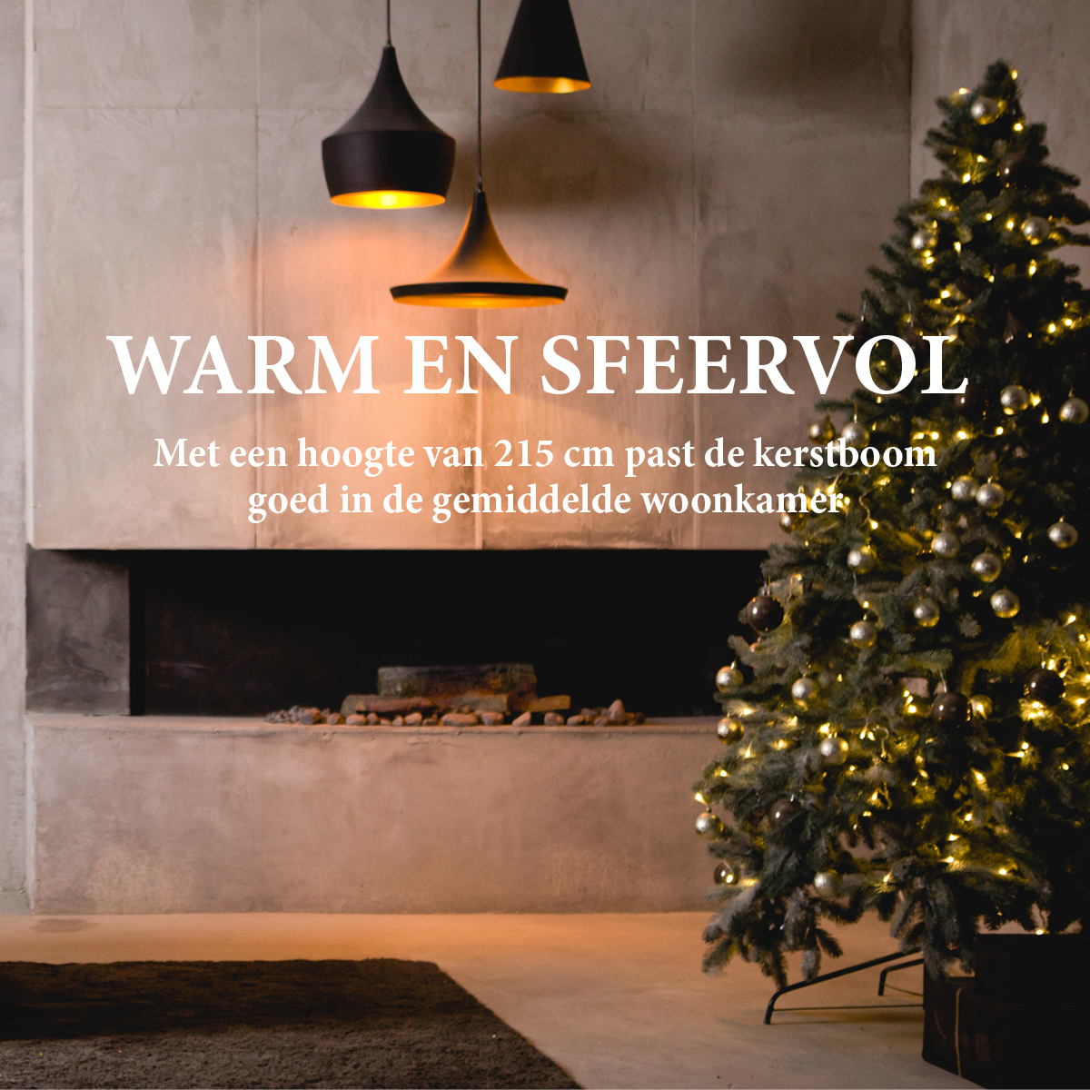 Een versierde kerstboom staat in een kamer. Lichtsnoeren en ornamenten sieren hem. De kamer heeft een open haard, lampen en tekstoverlay.