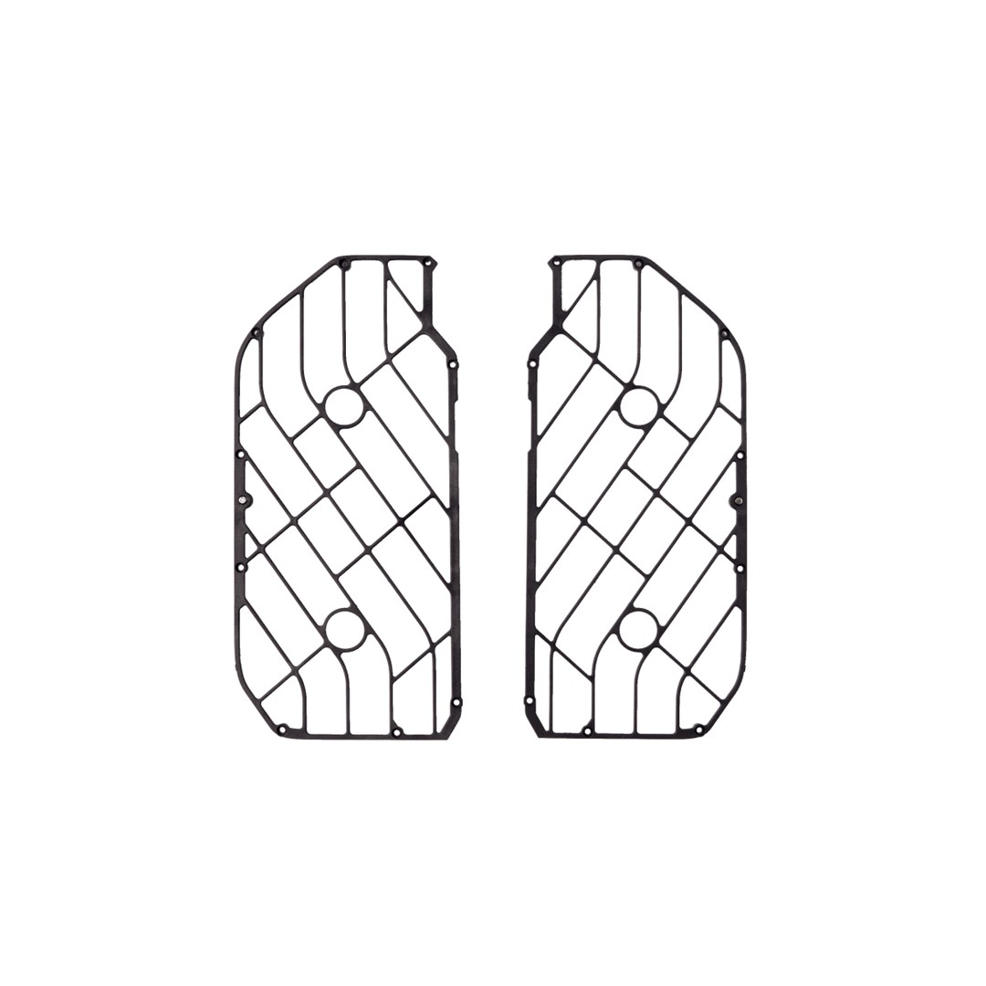 Dwa czarne, dekoracyjne panele metalowe z geometrycznym wzorem. Każdy panel ma przecinające się linie i okrągłe wycięcia.