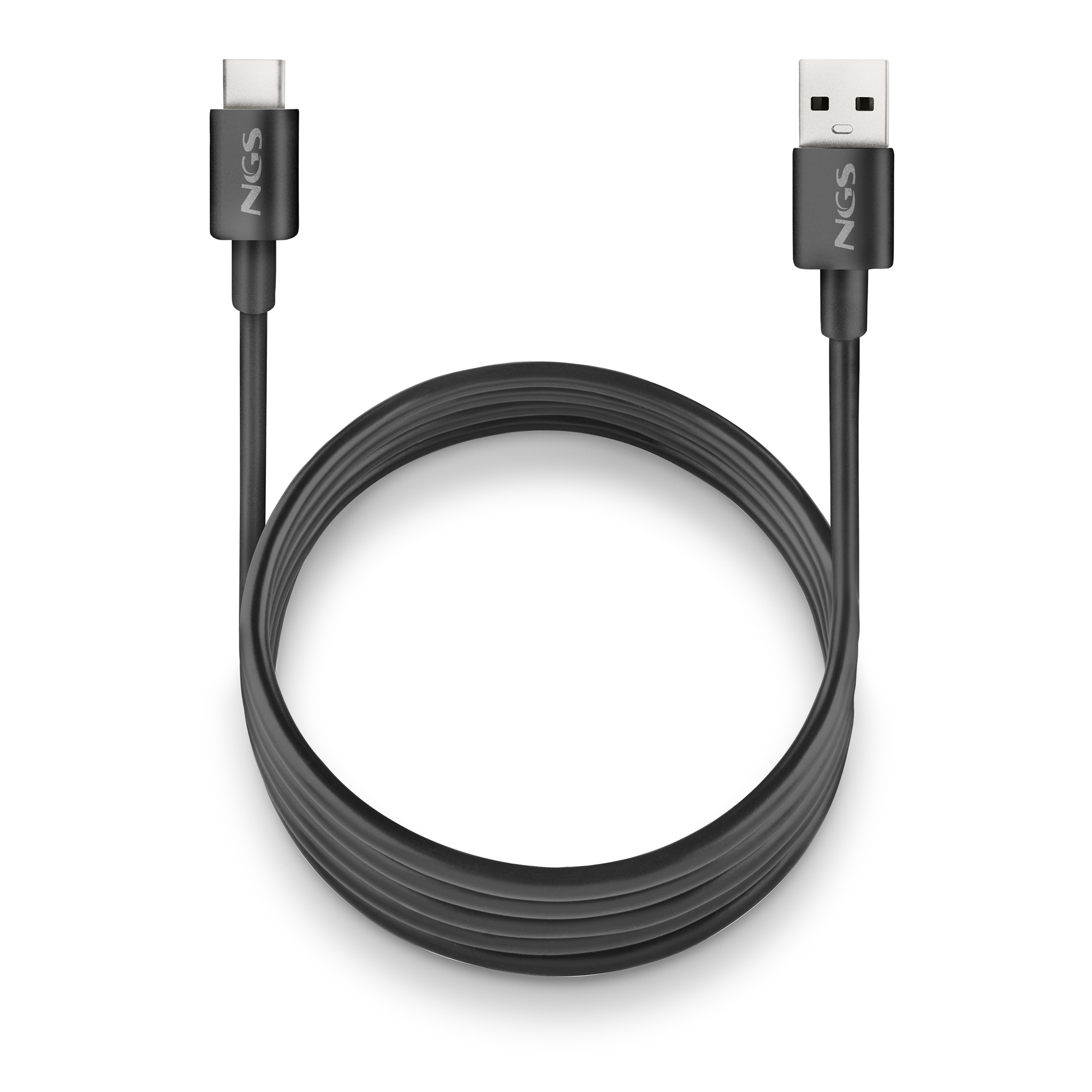 Cavo da USB-C a USB-A nero, avvolto a cerchio. Il cavo ha connettori neri con il logo 'NGS'.