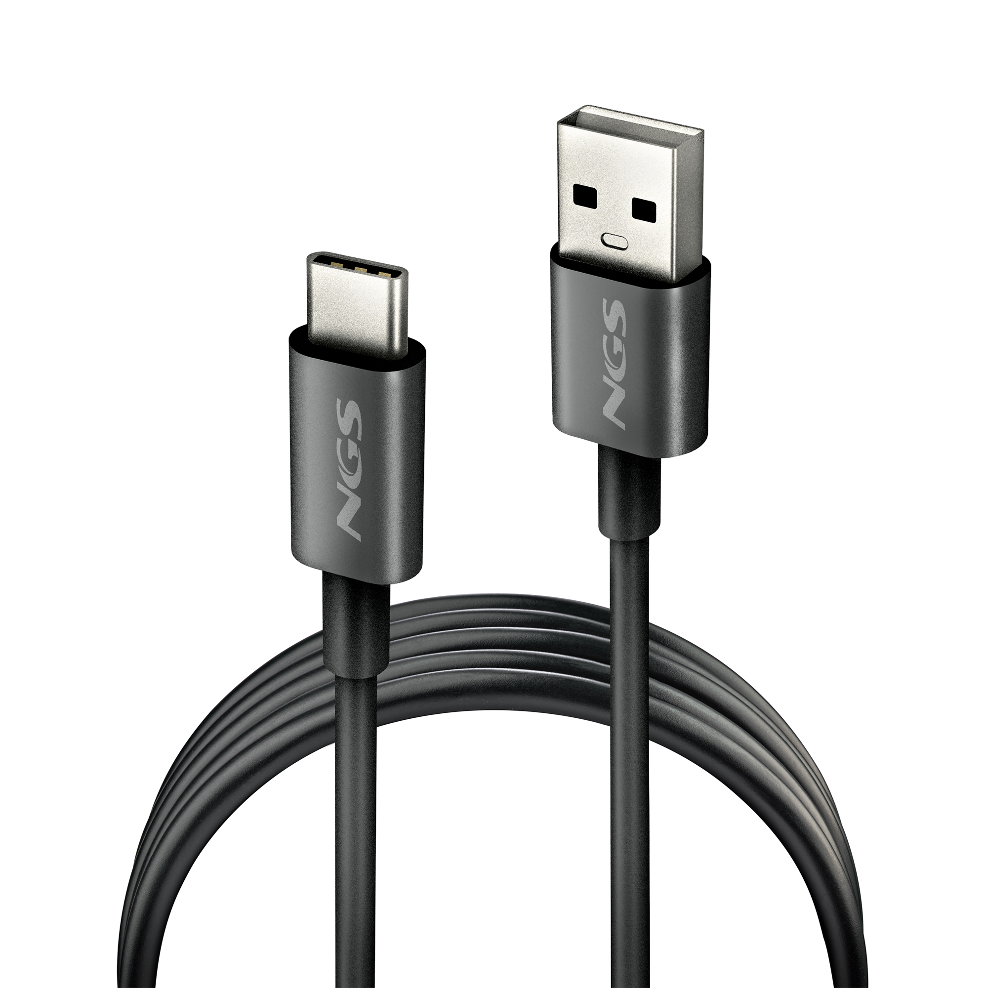 Cavo USB-C a USB-A nero su sfondo bianco. Connettori con logo 'NGS'. Cavo curvo.