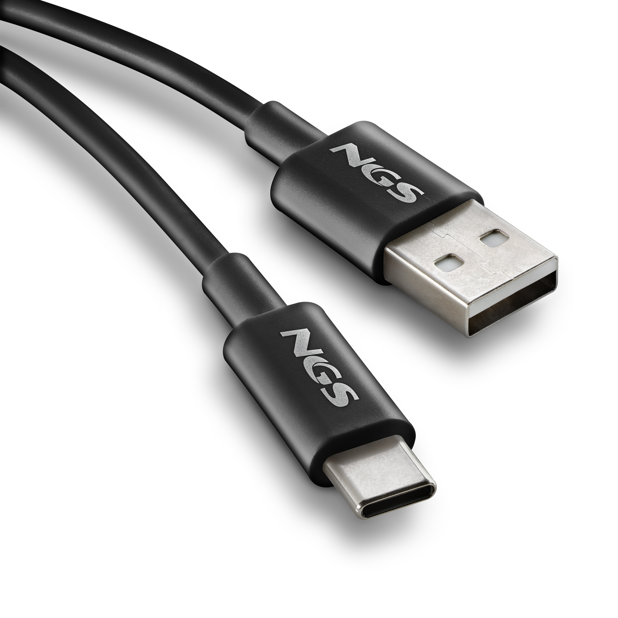 Un cavo nero da USB-C a USB-A con il logo NGS su sfondo bianco.