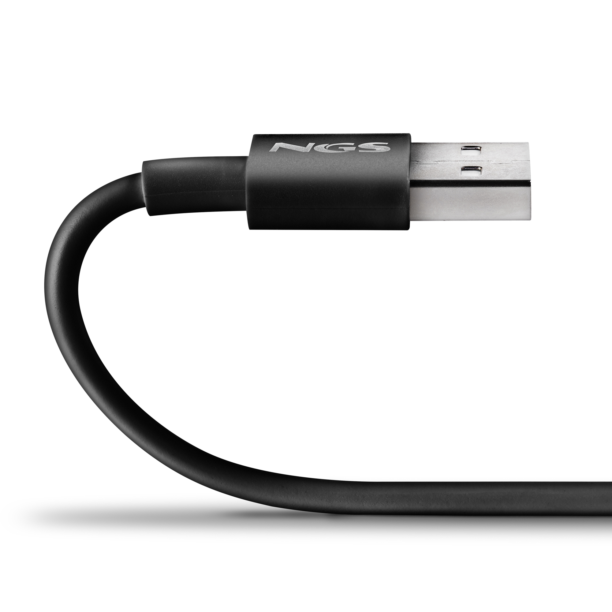Un cavo USB nero con logo NGS sul connettore, su sfondo bianco.