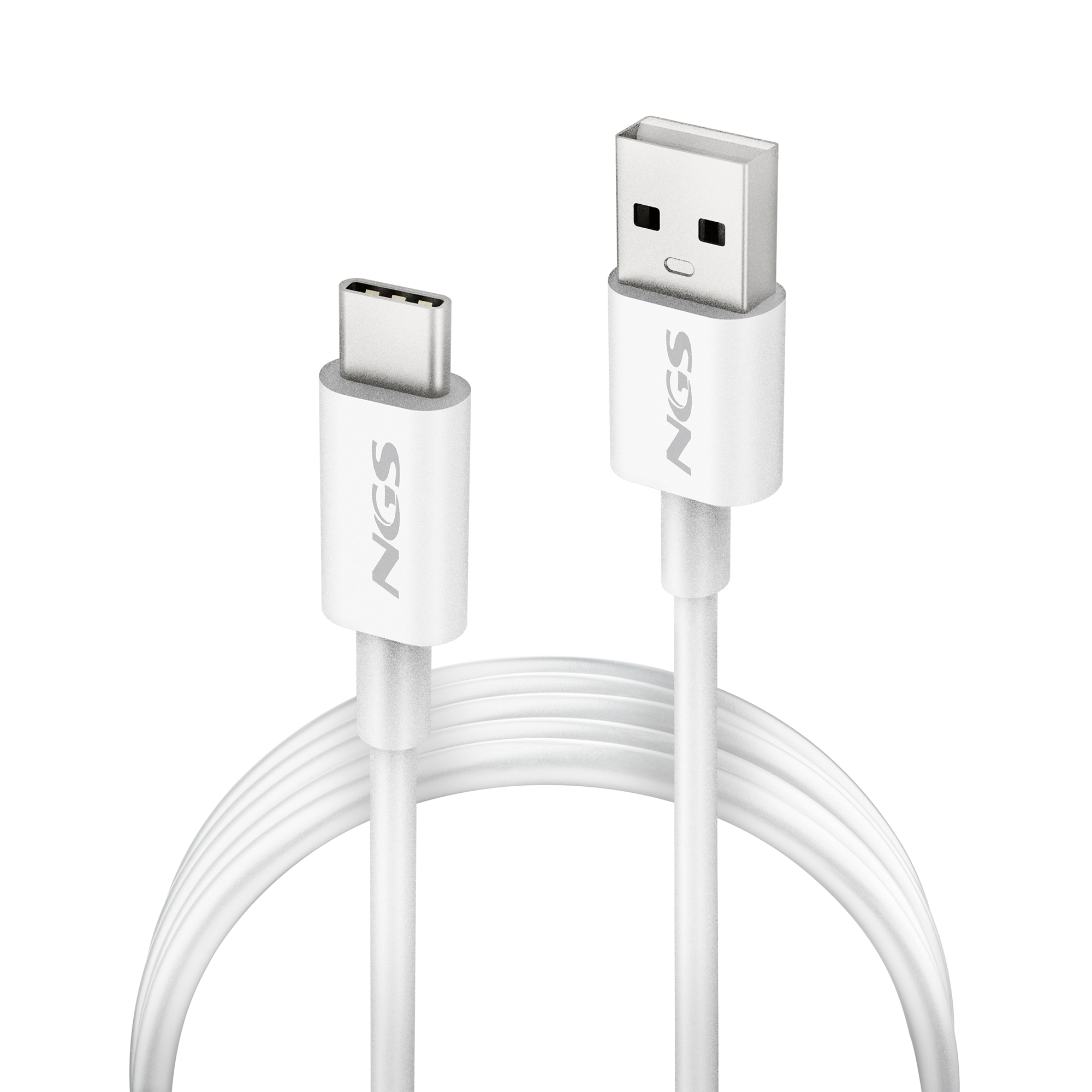 Un cavo bianco da USB-C a USB-A con marchio NGS. Il cavo è curvo. Lo sfondo è bianco.