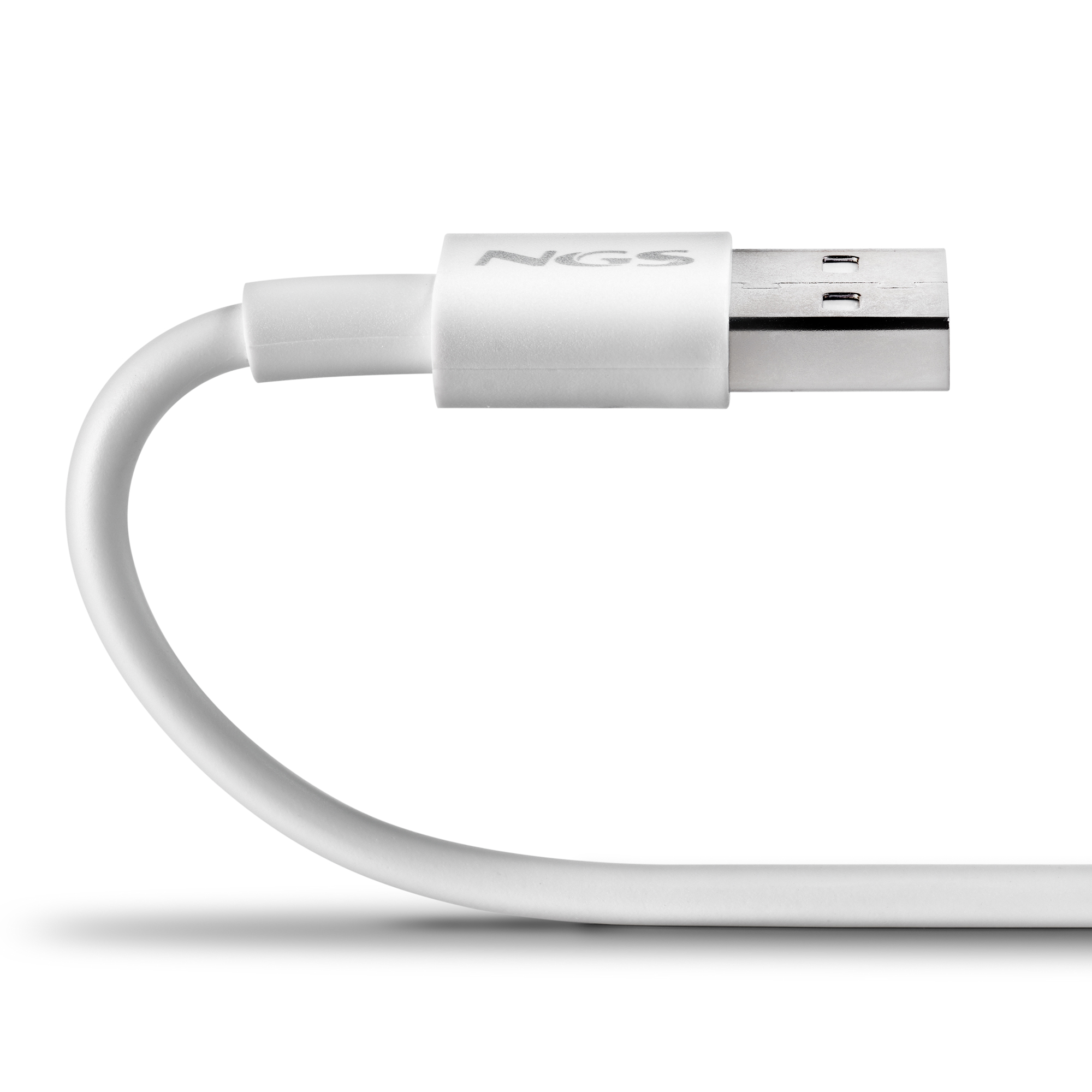 Un cavo USB bianco con il logo 'NGS' sul connettore. Il cavo ha una forma curva, con sfondo bianco.