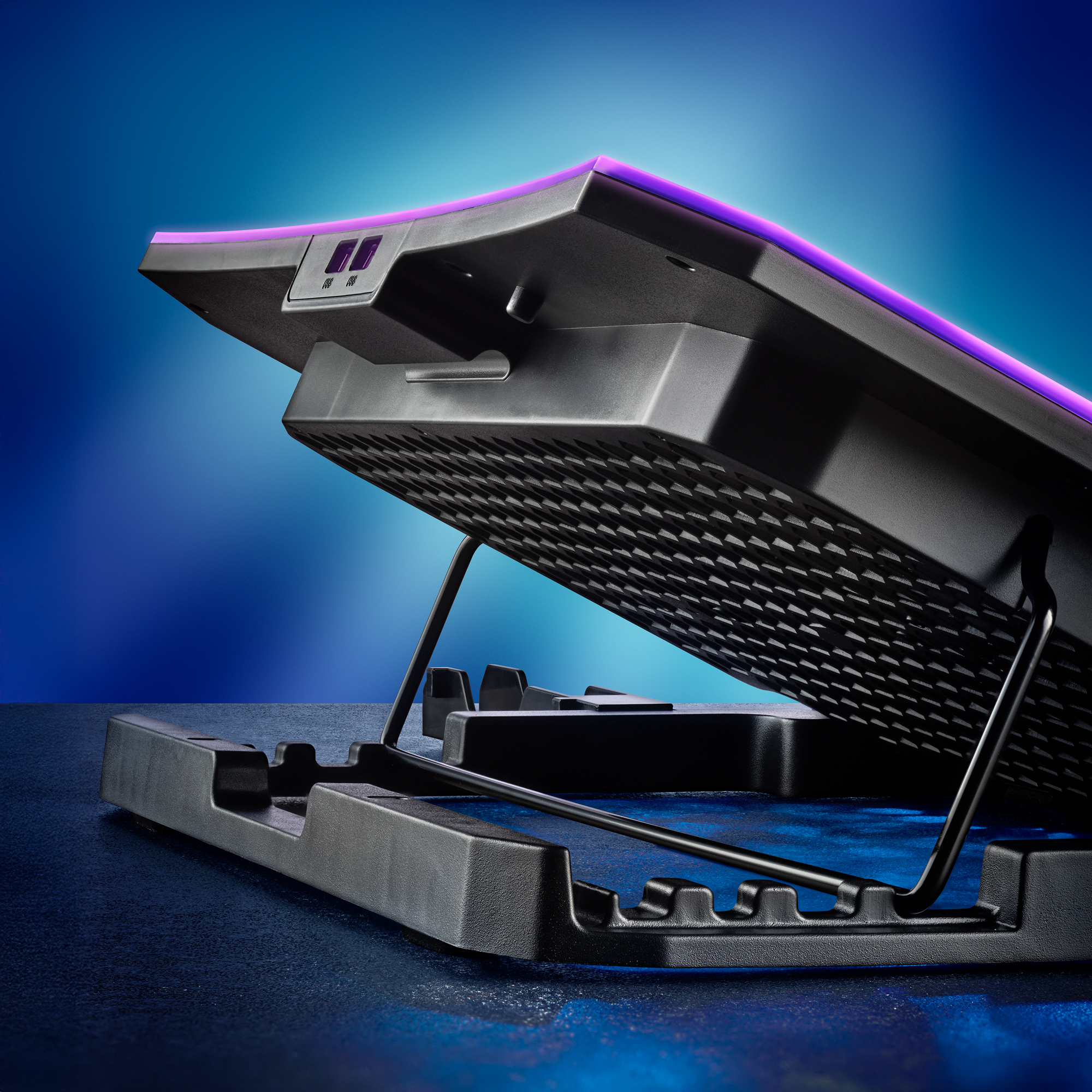 Ventola per laptop nera con LED viola. Ha una superficie perforata e gambe regolabili. Sfondo sfumato blu.