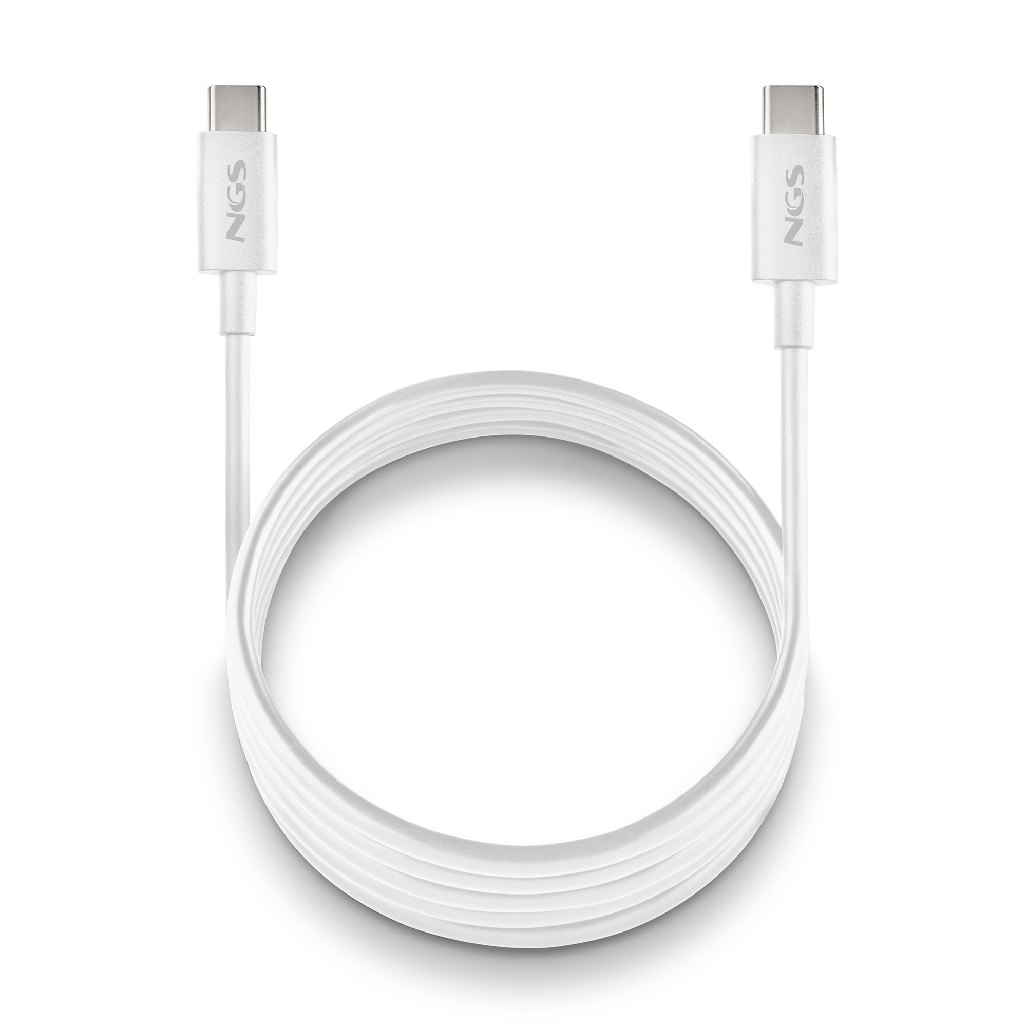 Un cavo USB-C bianco, etichettato 'NGS', è arrotolato in un anello. Lo sfondo è una superficie bianca pulita.