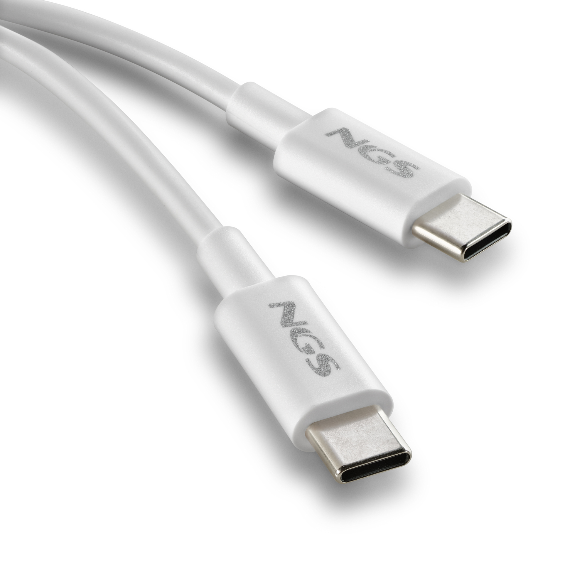 Cavo USB-C bianco, marchio NGS, angolato. I connettori sono argentati e il cavo è su sfondo bianco.