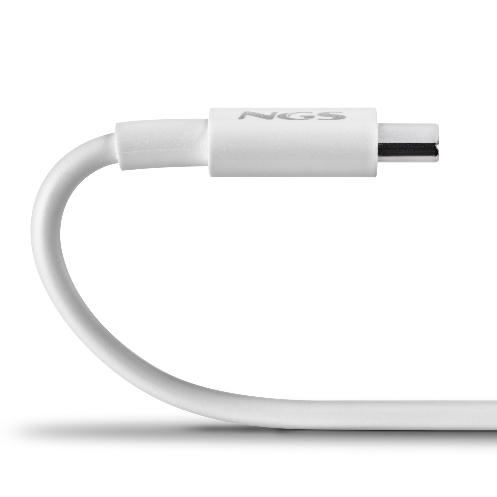 Un cavo USB bianco con logo NGS sul connettore. Il cavo è curvo. Lo sfondo è bianco.