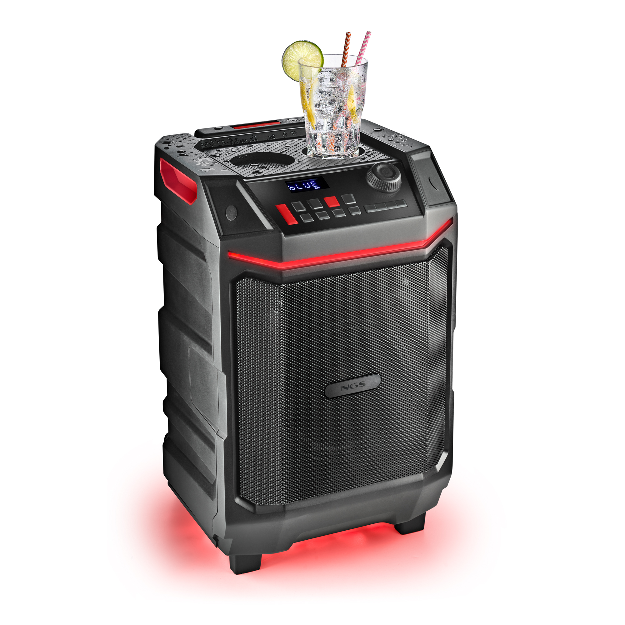 Altavoz negro con detalles rojos, un vaso de cóctel con lima y pajitas encima. Luz roja brillante en la base.