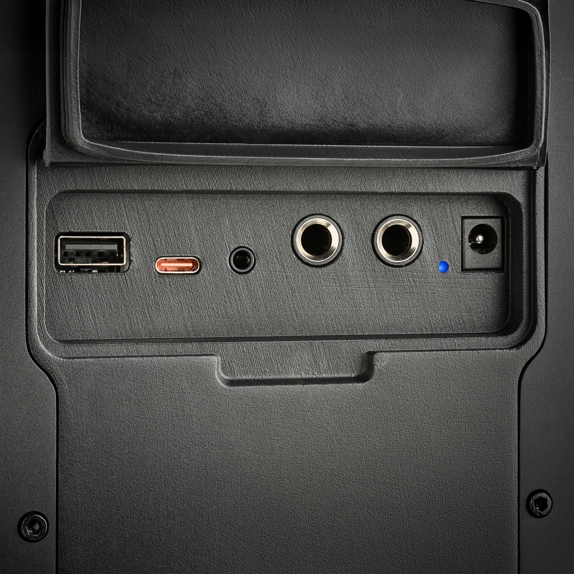 Panel negro con puertos USB, USB-C, conectores de audio y entrada de alimentación. Una luz azul indica la alimentación.