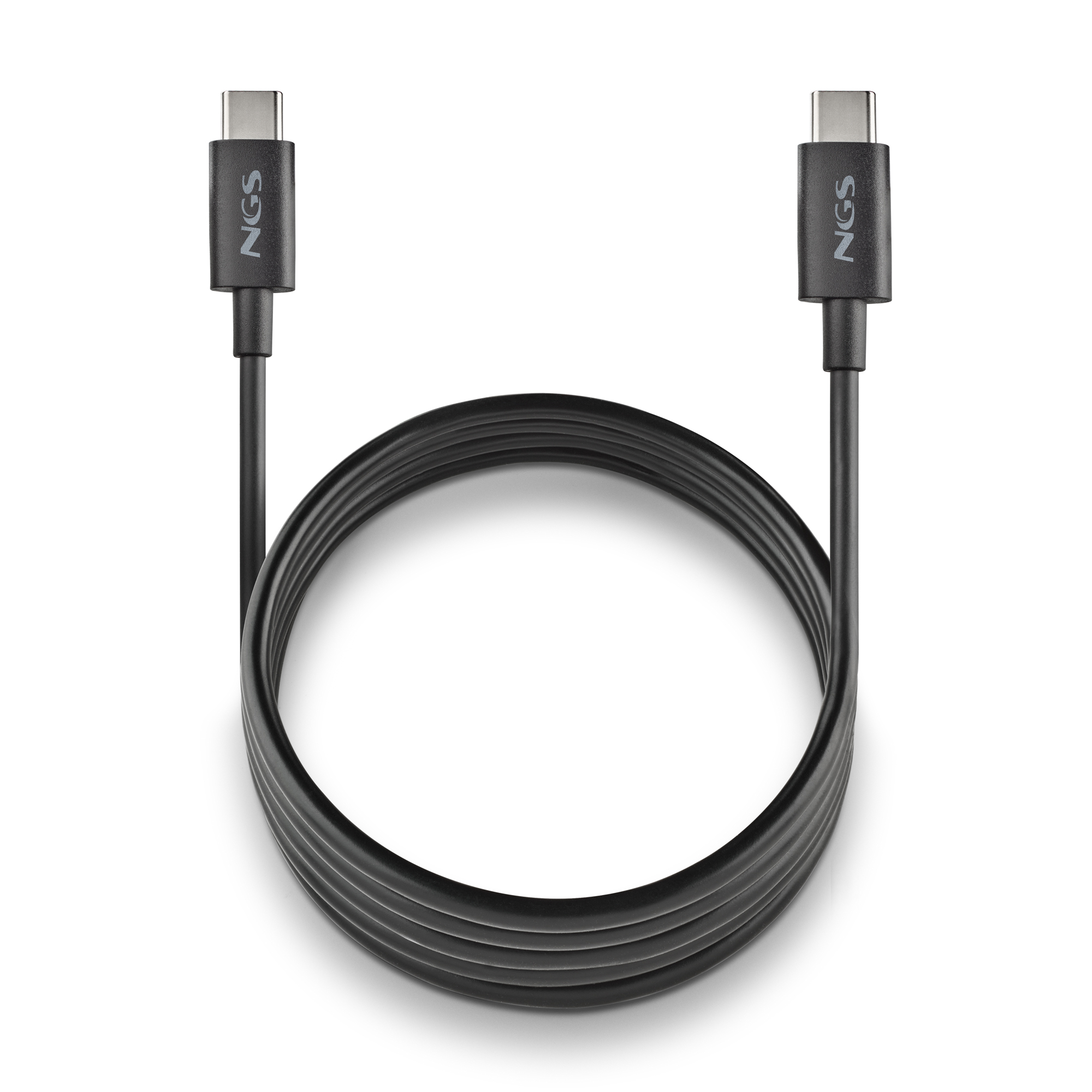 Un cavo USB-C nero, avvolto ad anello, su una superficie bianca. Entrambe le estremità hanno il logo 'NGS'.