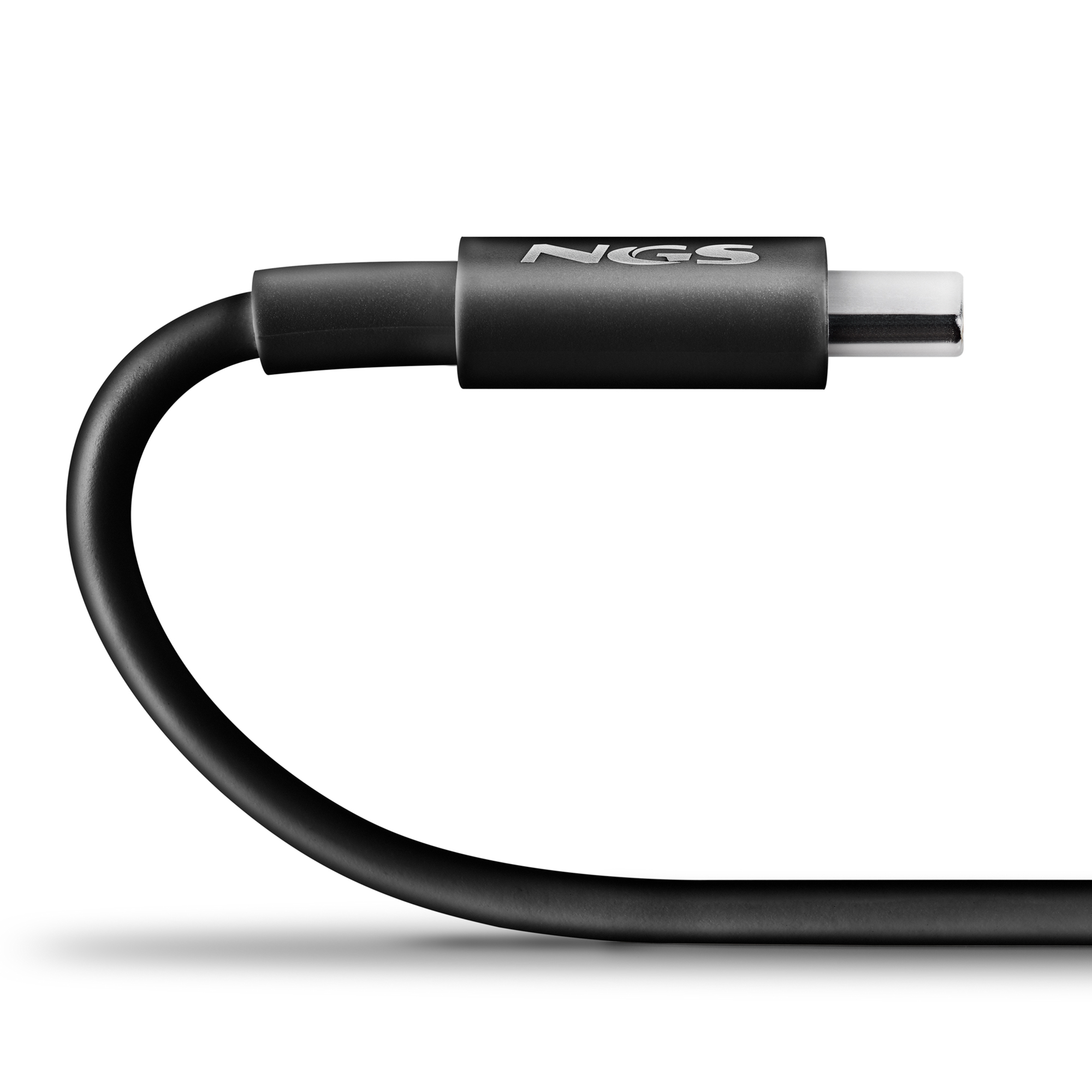 Cavo USB-C nero su sfondo bianco. Il cavo ha un logo "NGS" sul connettore. Il cavo è piegato a forma di U.