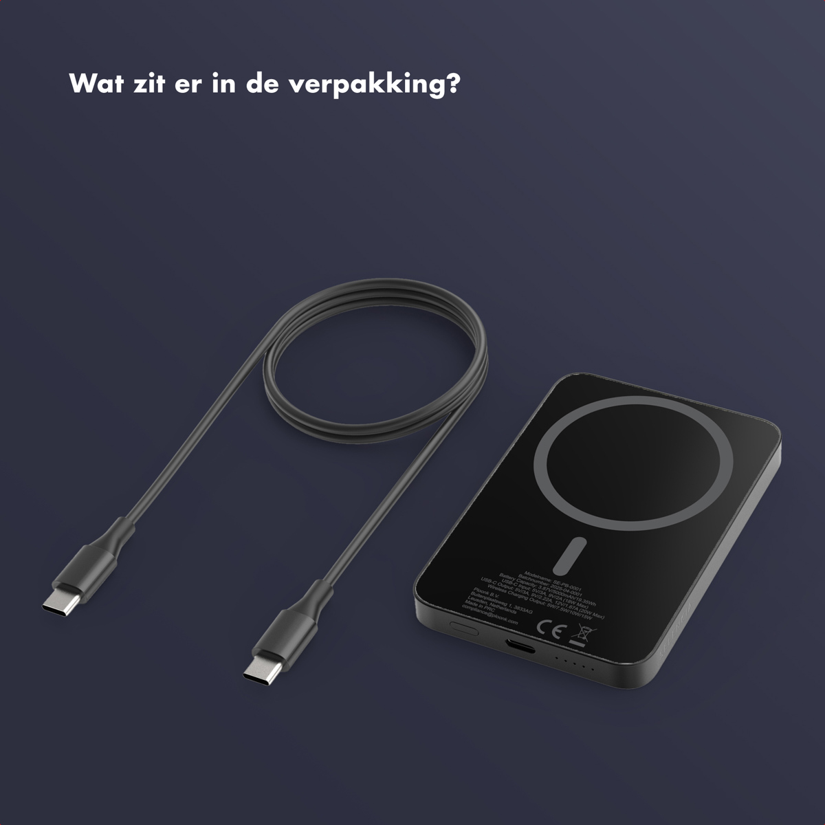 Een zwarte powerbank en een zwarte USB-C-kabel liggen op een donkerblauwe ondergrond. De powerbank heeft een cirkelvormig draadloos oplaadgebied.