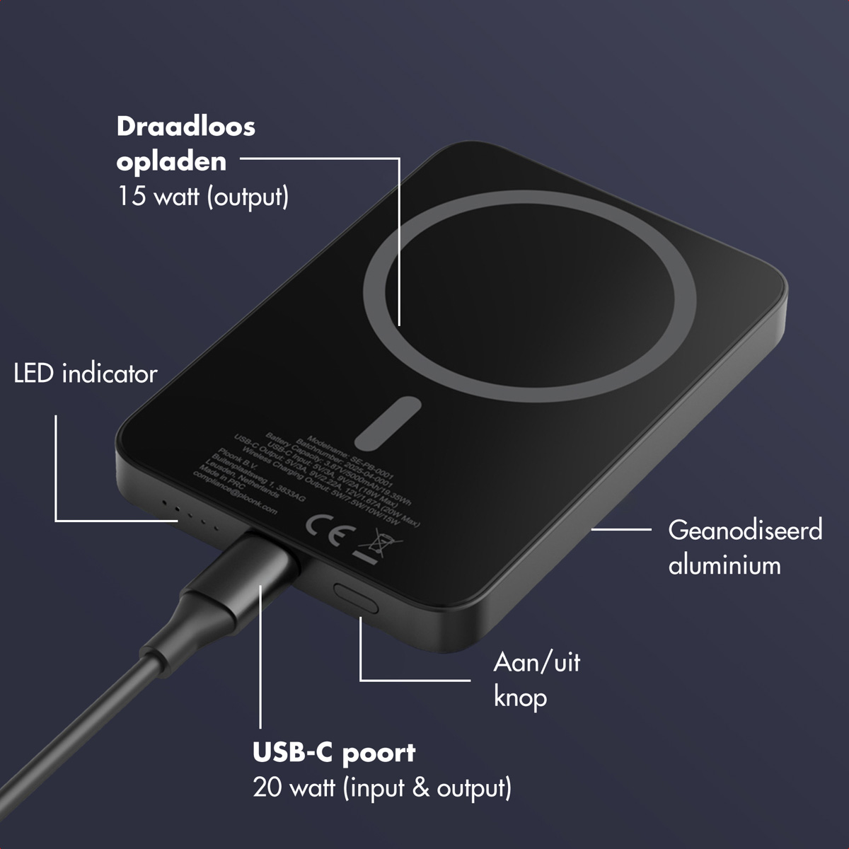 Zwarte draadloze oplader met USB-C-poort. Tekstlabels geven functies aan zoals 15W output en geanodiseerd aluminium.