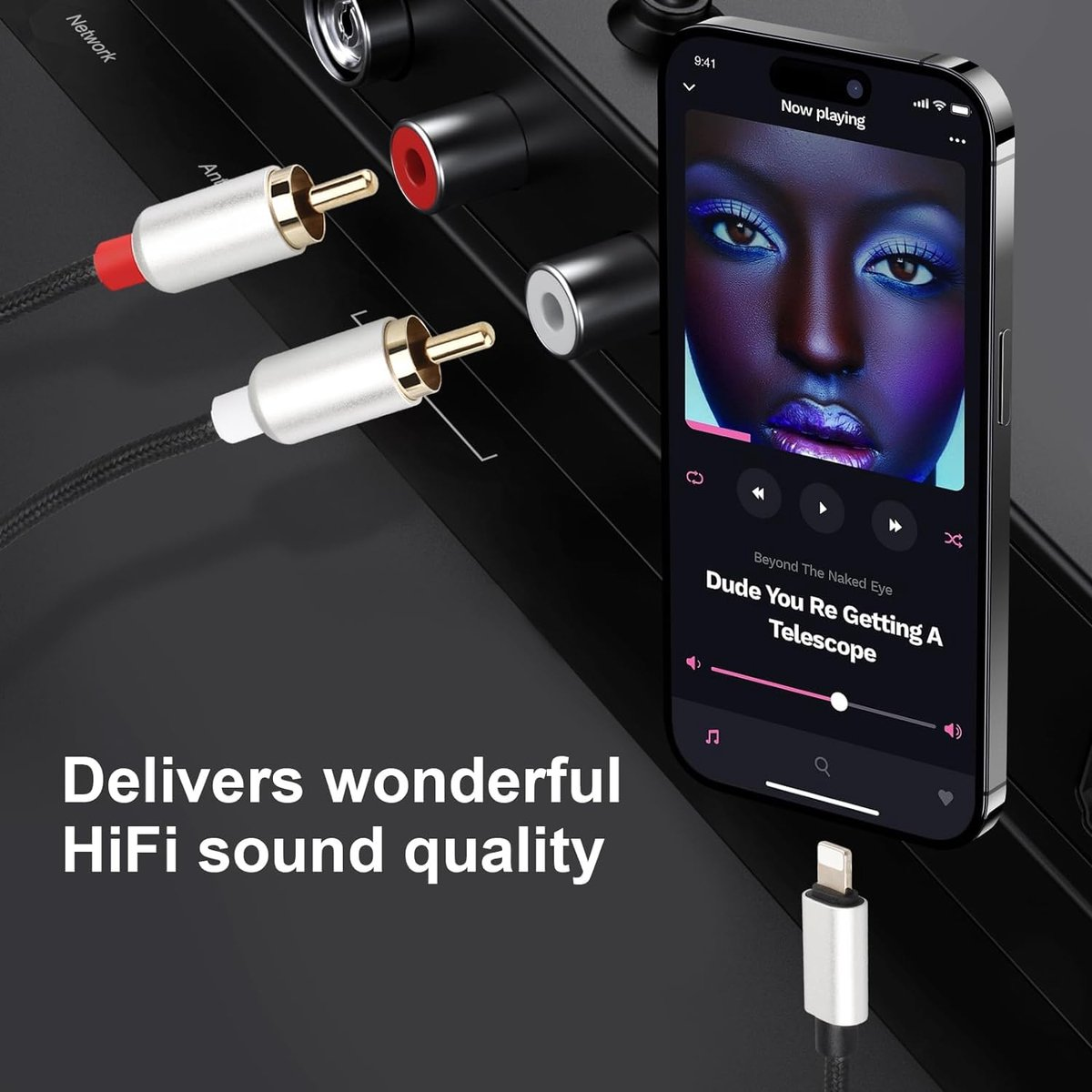 Telefoon speelt muziek, verbonden met audio-aansluitingen. Kabels, telefoon en audio-ingangen zichtbaar. Tekst: 'Levert een geweldige HiFi-geluidskwaliteit'.
