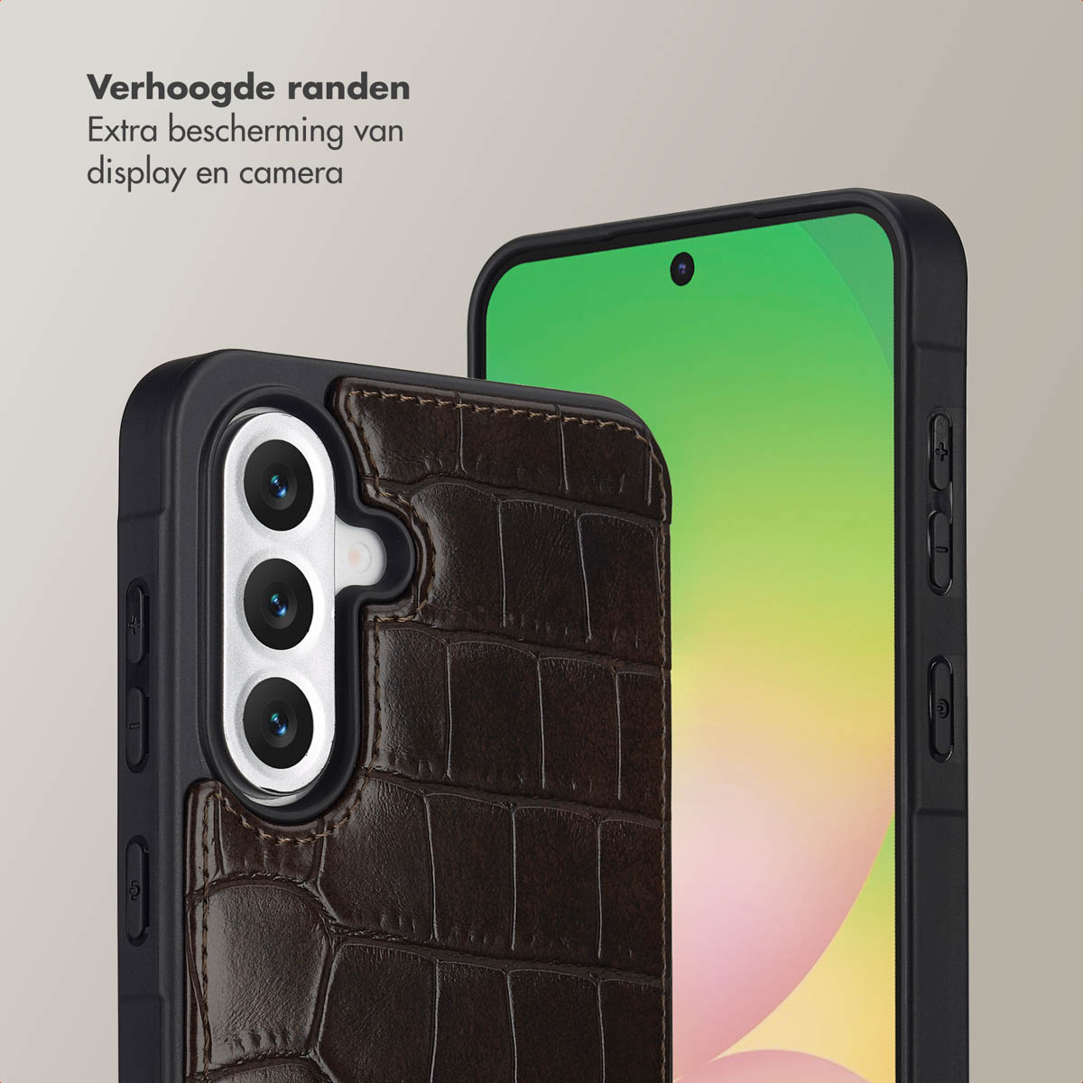 Primo piano di un telefono in una custodia marrone strutturata. Un secondo telefono è sullo sfondo. Entrambi sono neri.