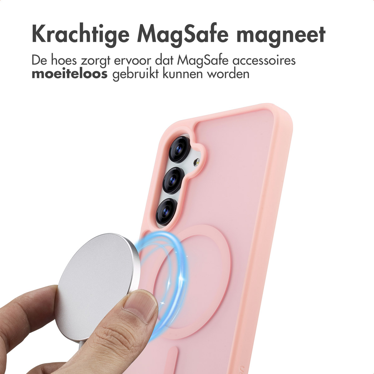 Una mano tiene un magnete MagSafe argentato accanto a una custodia rosa per telefono. La custodia ha un contorno circolare per il magnete.
