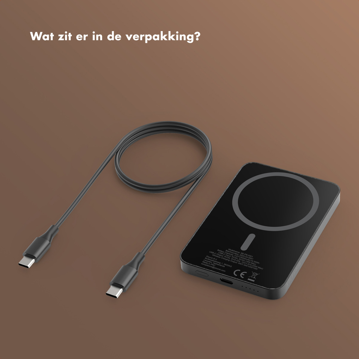 Een zwarte powerbank en een zwarte USB-C-kabel liggen op een bruin oppervlak. Boven staat: 'Wat zit er in de verpakking?'