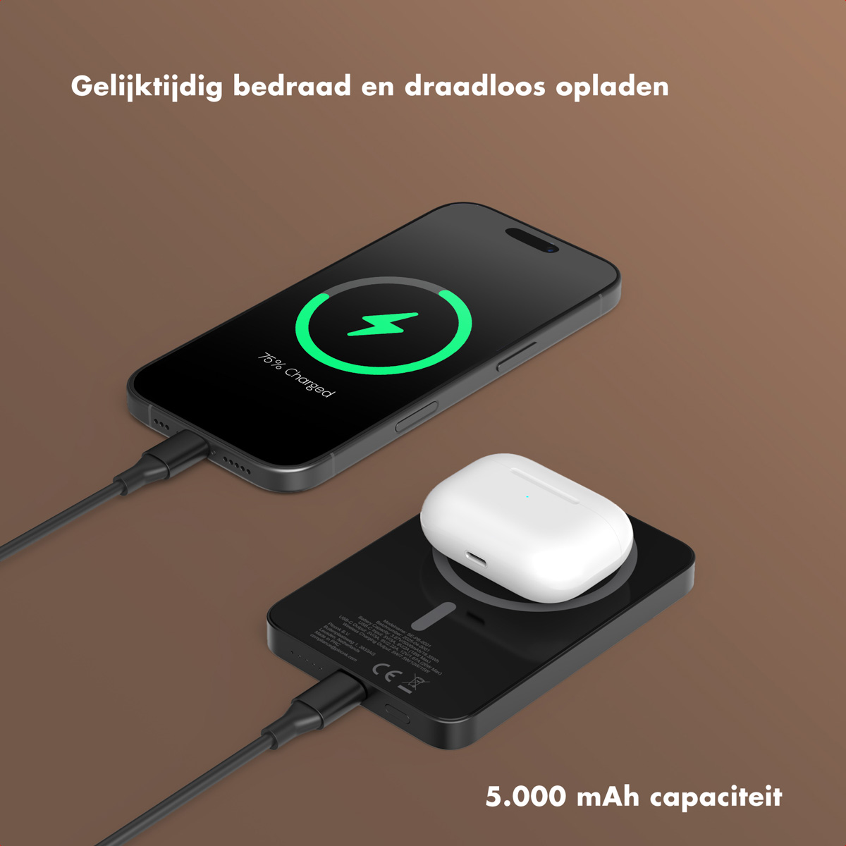 Een telefoon draadloos opladen, toont 75% opgeladen. Oordopjes laden op een zwarte pad, ook met een kabel.