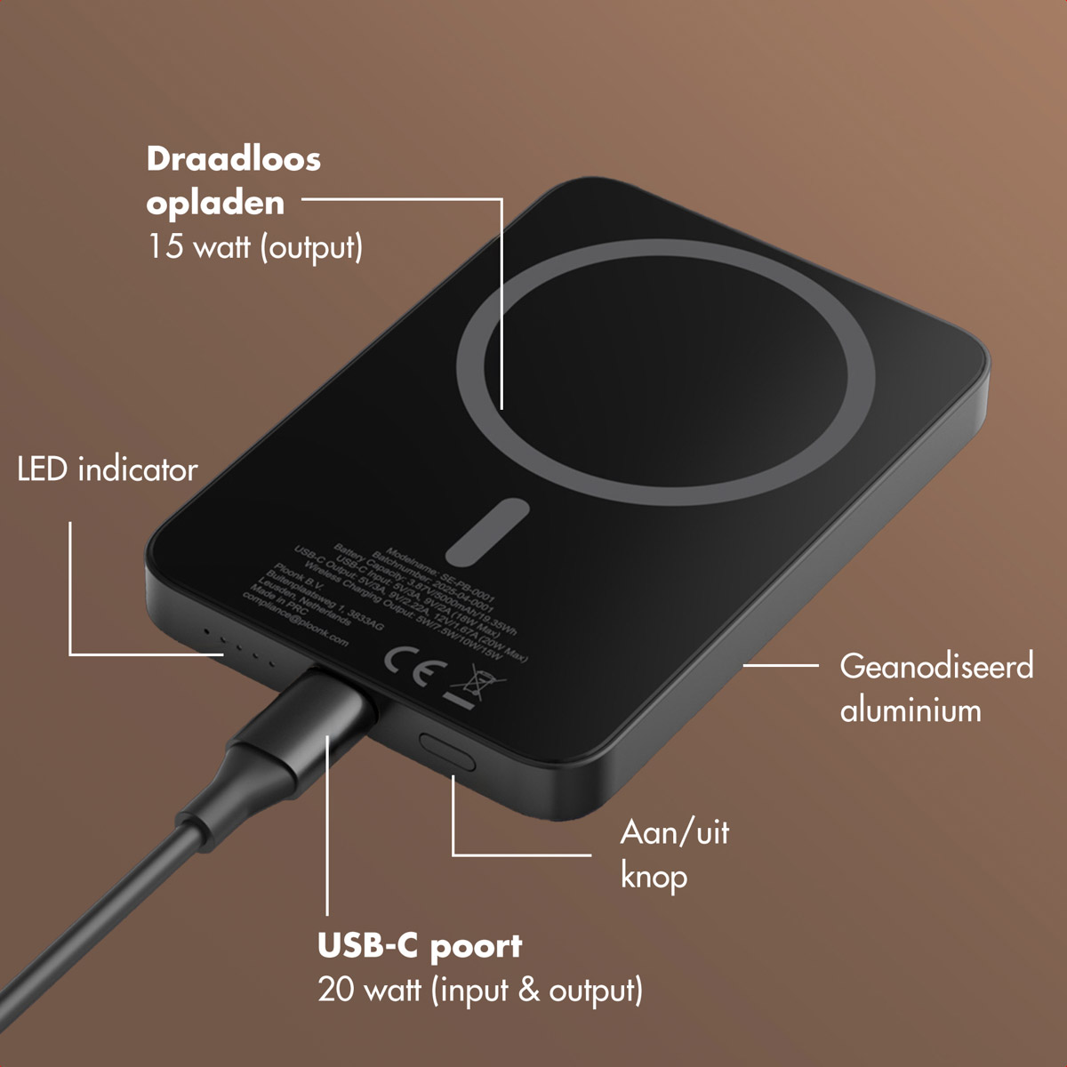 Zwarte draadloze oplader met USB-C-poort, aan/uit-knop en LED-indicator. Voorzien van draadloos opladen en geanodiseerd aluminium.