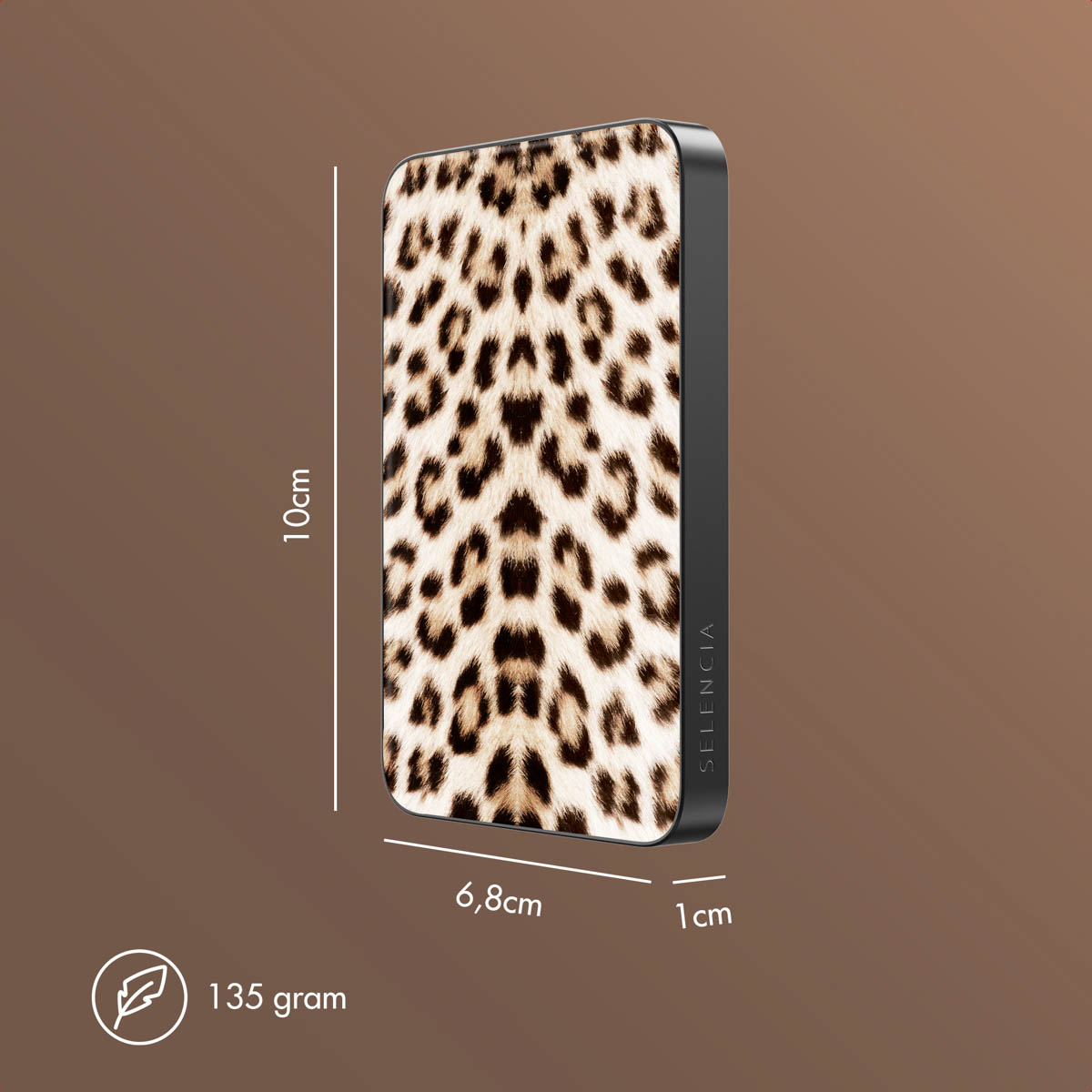 Een telefoonhoesje met een luipaardprint. Het is rechthoekig en heeft afmetingen weergegeven. De achtergrond is bruin.