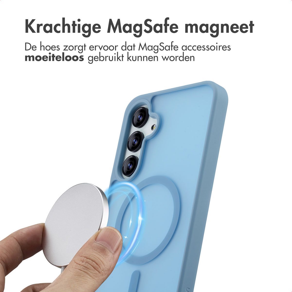 Una mano tiene un caricatore MagSafe argentato vicino a una custodia per telefono azzurra. Il testo in alto dice magnete MagSafe.